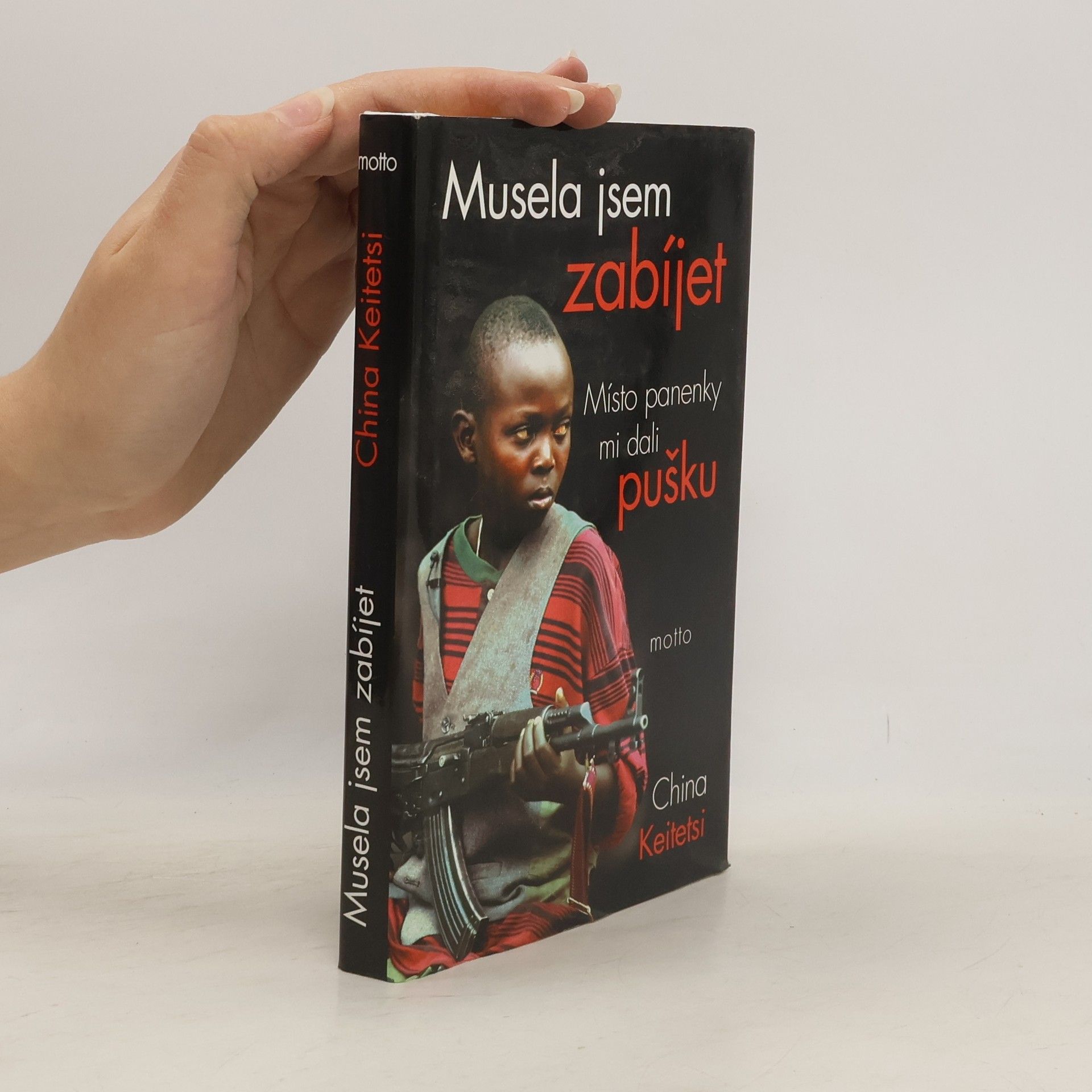 China Keitetsi Musela jsem zabíjet: Místo panenky mi dali pušku