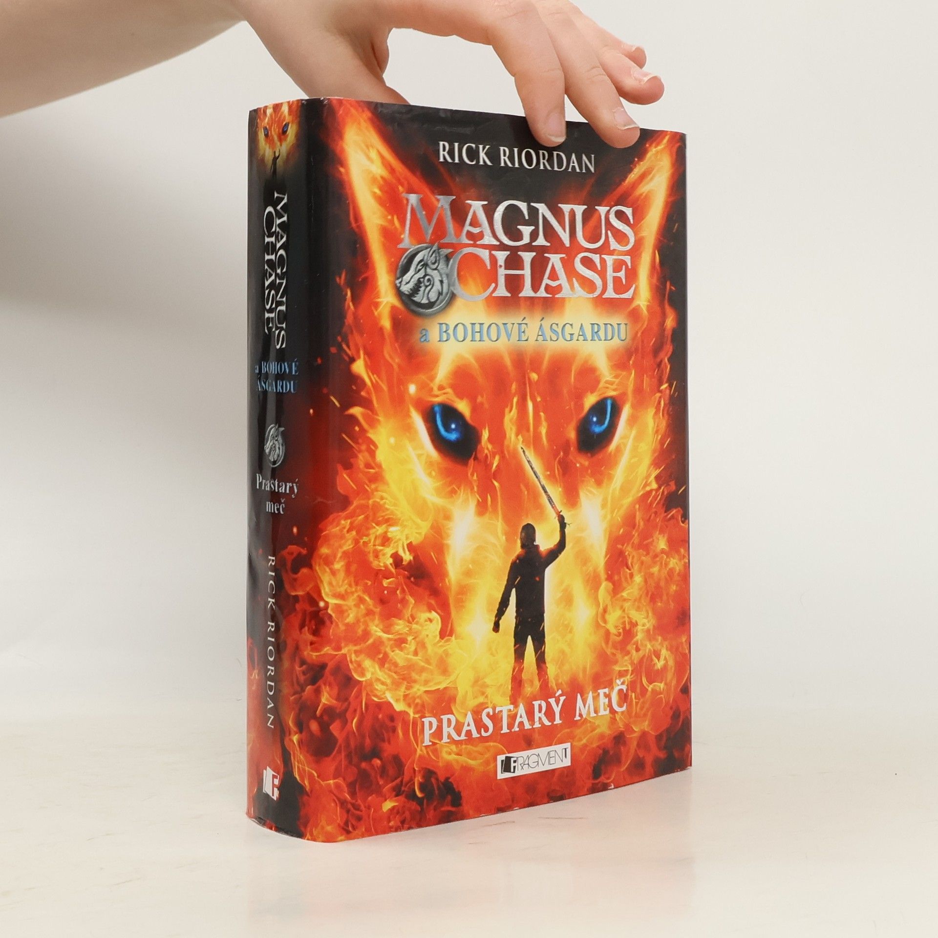 Rick Riordan Magnus Chase a bohové Ásgardu. Prastarý meč