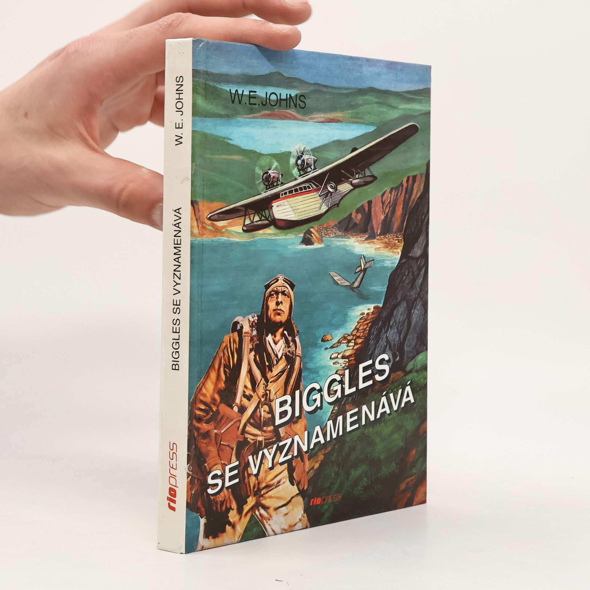 W. E. Johns Biggles se vyznamenává