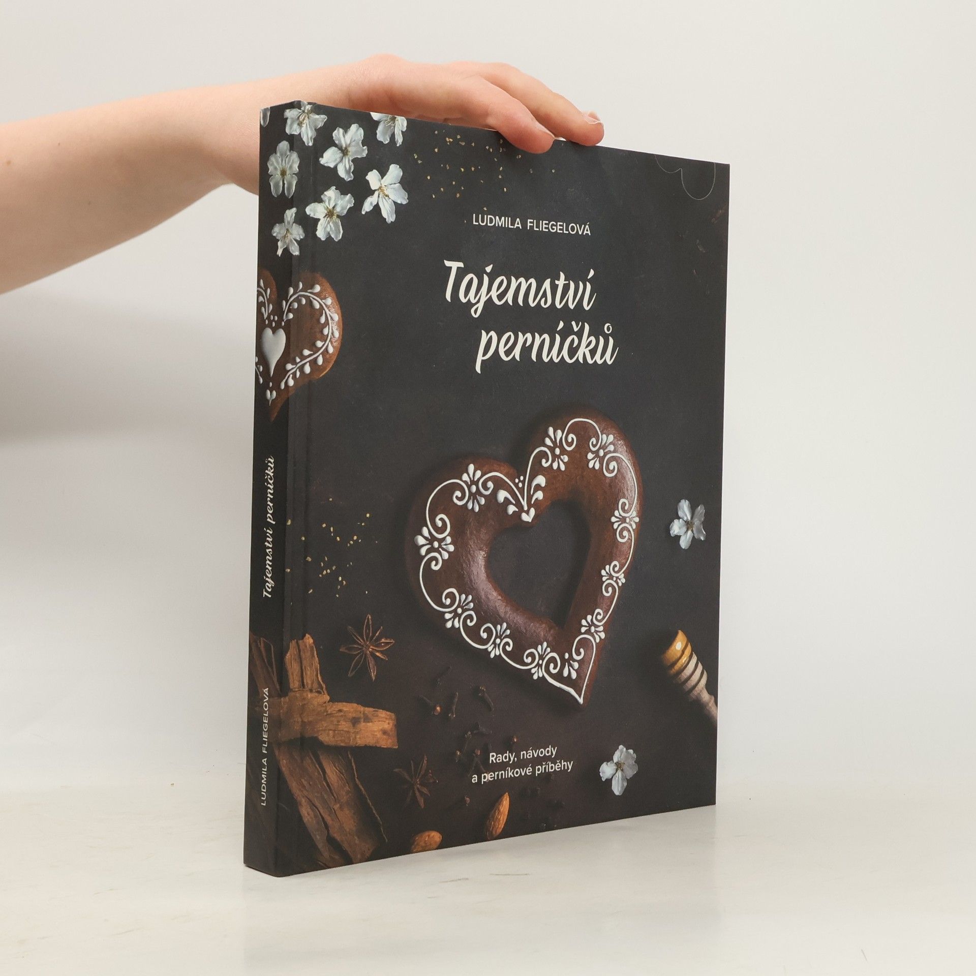 Ludmila Fliegelová Tajemství perníčků. Rady, návody a perníkové příběhy