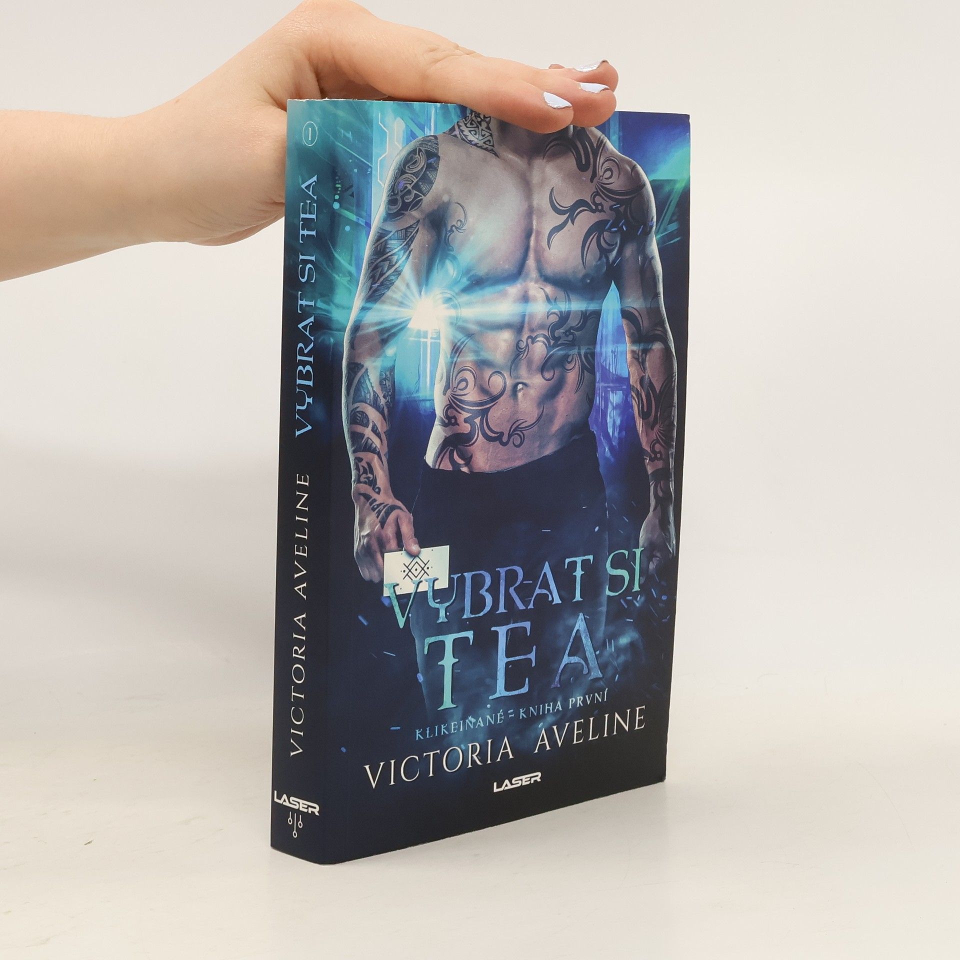 Victoria Aveline Vybrat si Thea