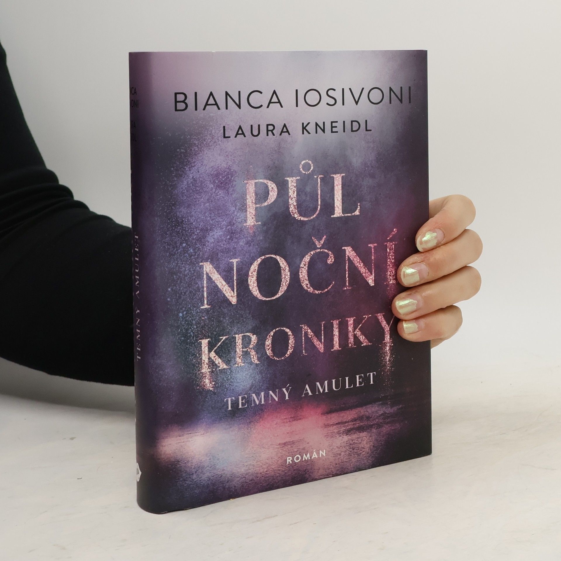 Bianca Iosivoni Půlnoční kroniky: Temný amulet.