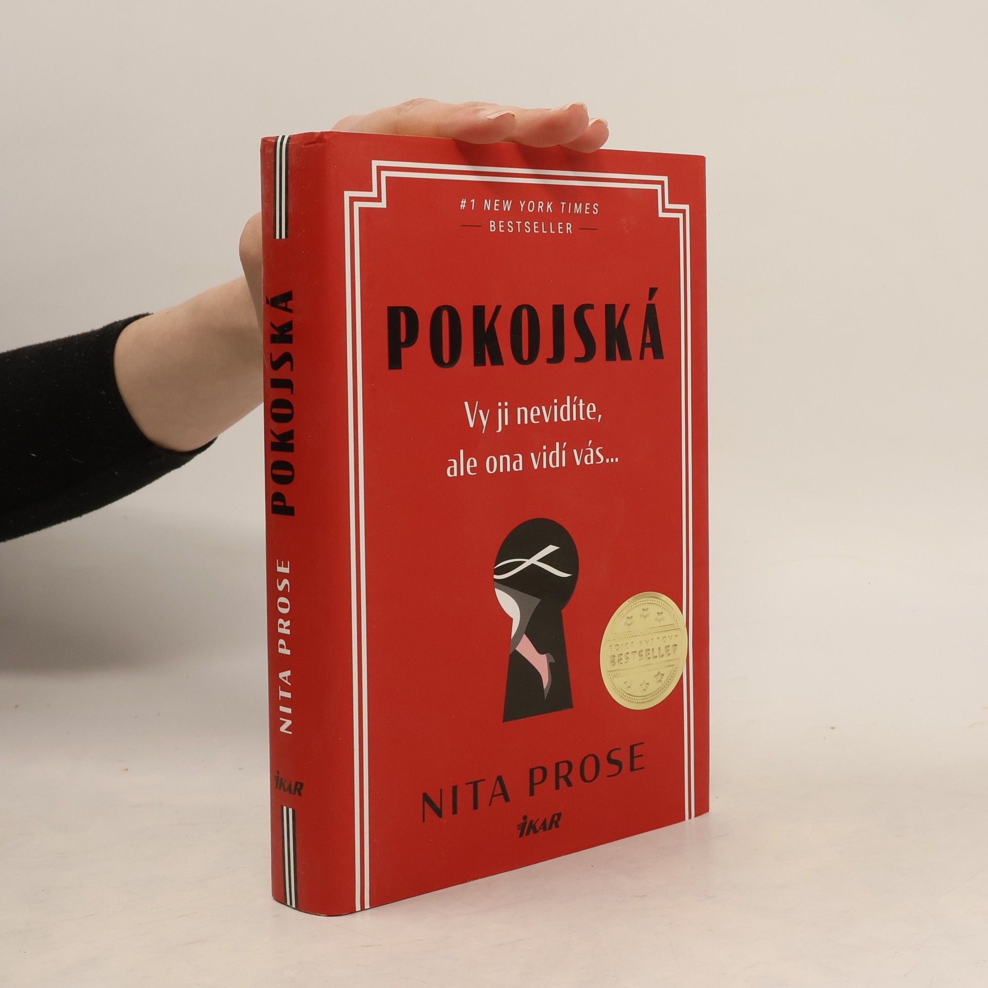 Nita Prose Pokojská: vy ji nevidíte, ale ona vidí vás...