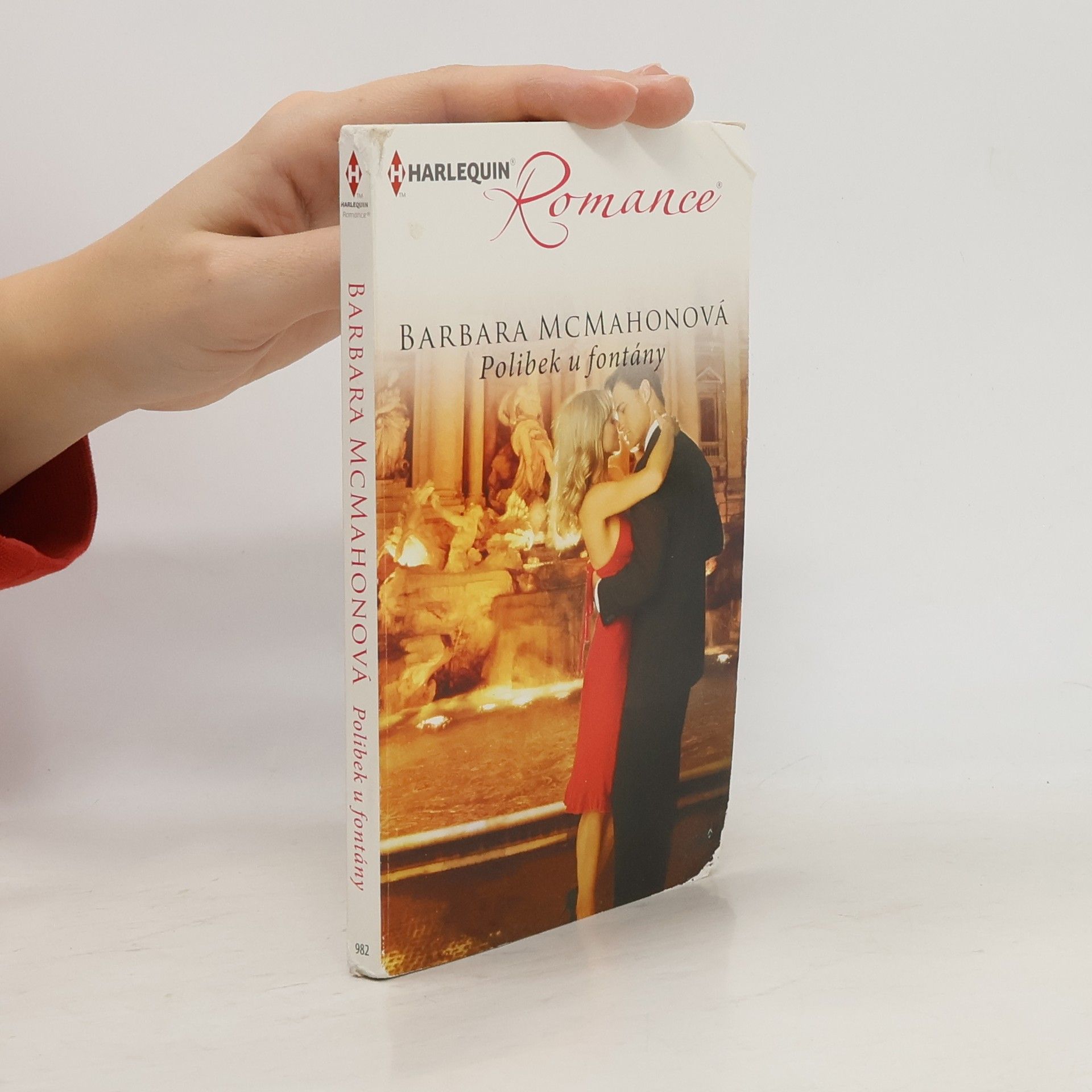 Barbara McMahon Polibek u fontány