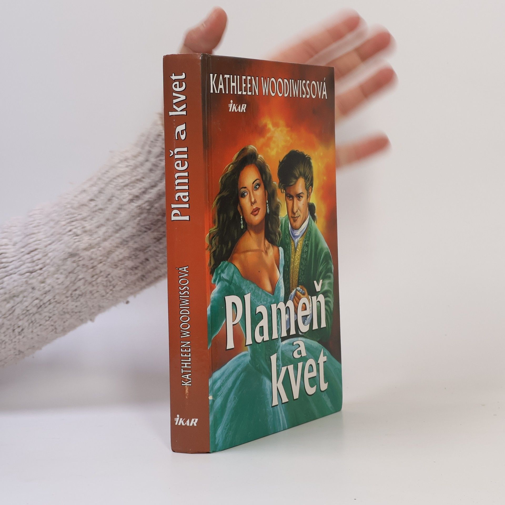 Kathleen E. Woodiwiss Plameň a kvet