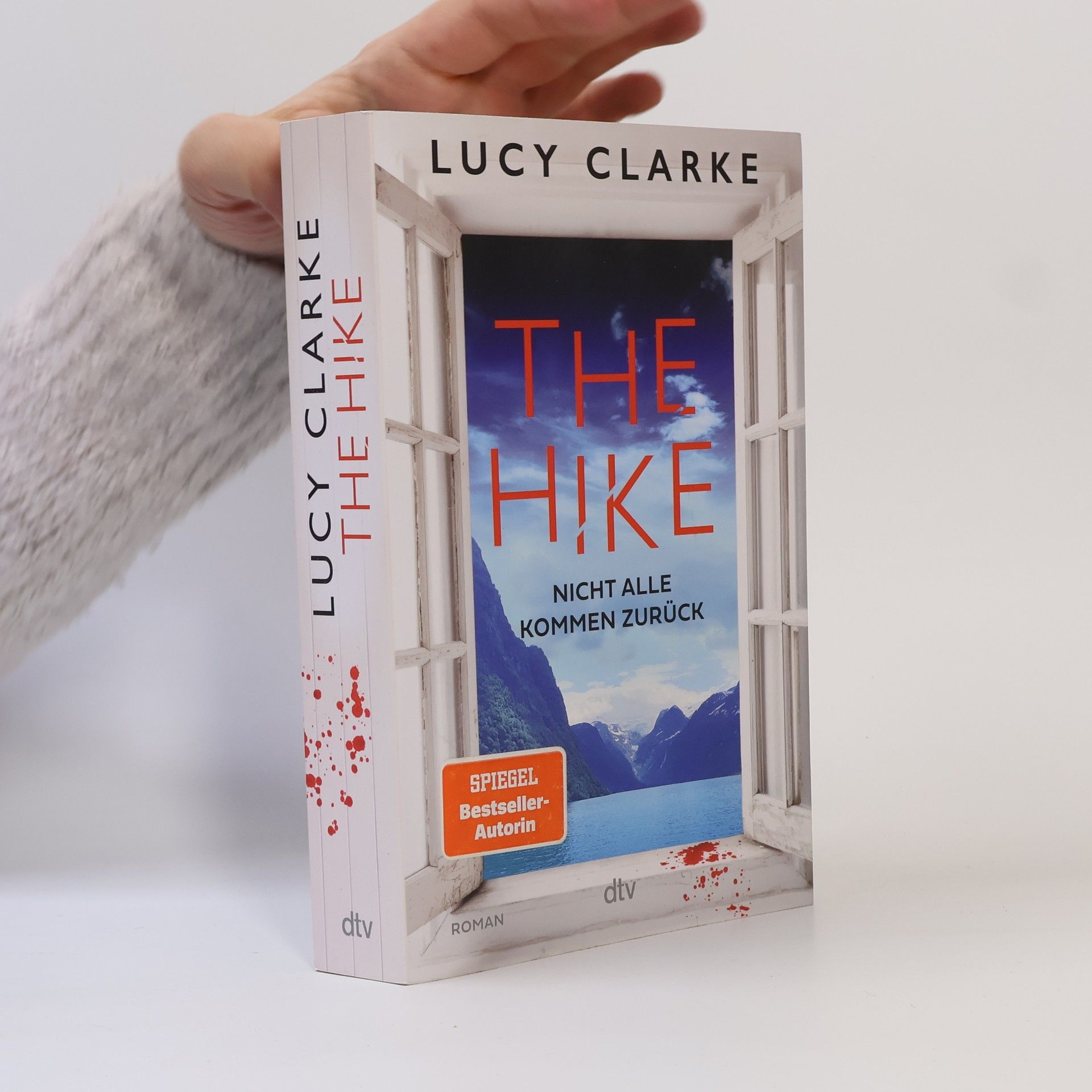 Lucy Clarke The Hike