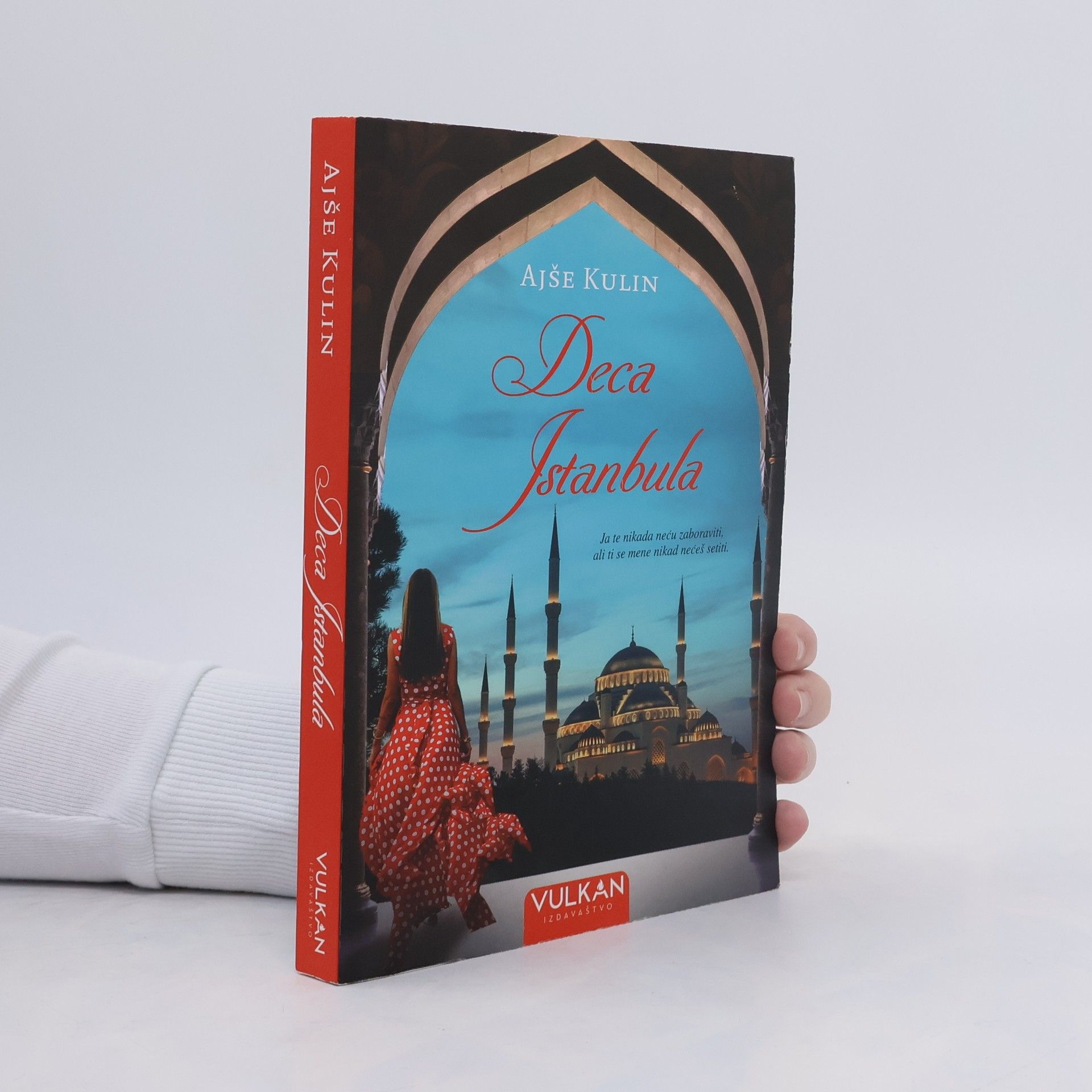 Ayşe Kulin Deca Istanbula