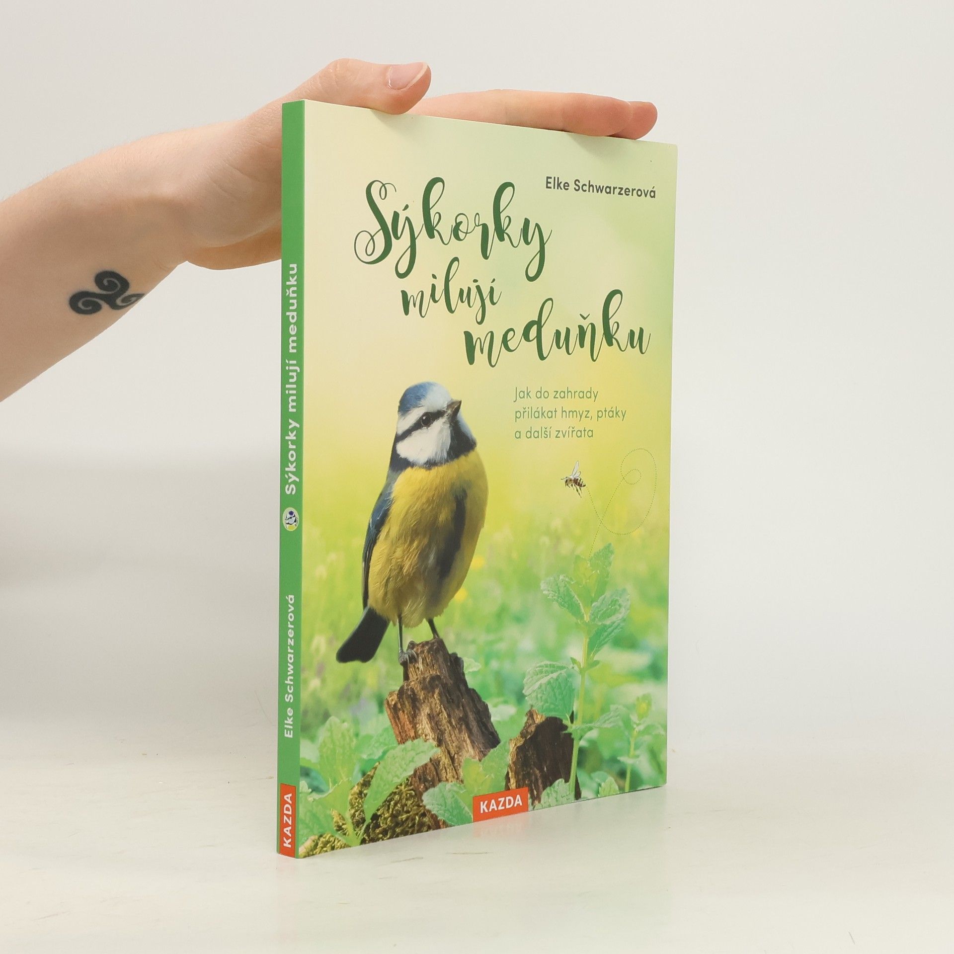 Elke Schwarzer Sýkorky milují meduňku : jak do zahrady přilákat hmyz, ptáky a další zvířata