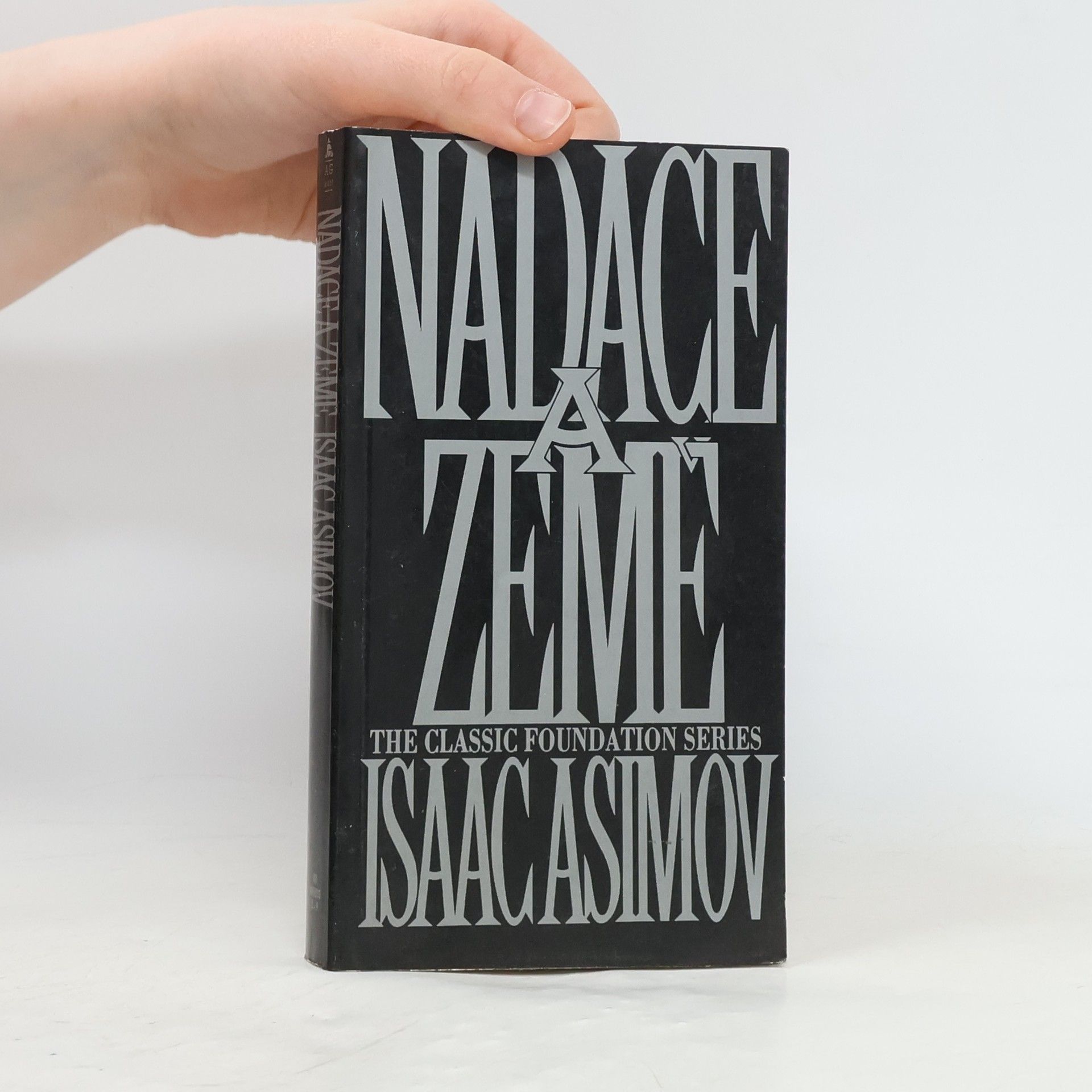 Isaac Asimov Nadace a Země