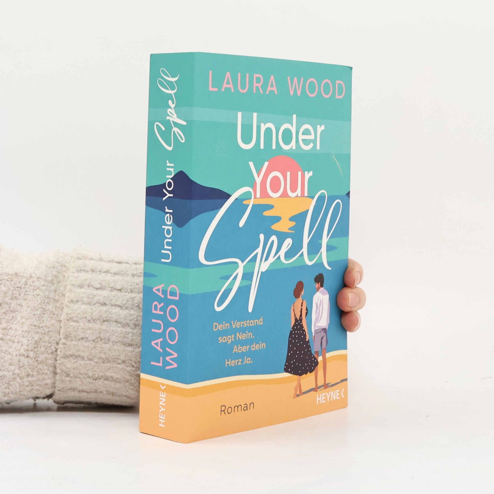 Laura Wood Under Your Spell – Dein Verstand sagt Nein. Aber dein Herz Ja.. Roman - Mit farbig gestaltetem Buchschnitt – nur in limitierter Erstauflage der gedruckten Ausgabe