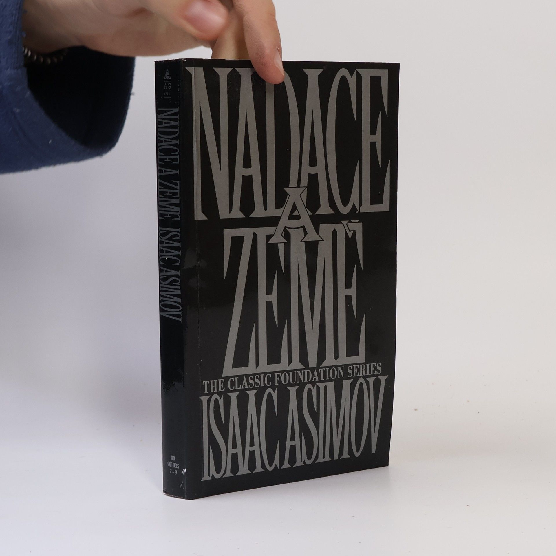 Isaac Asimov Nadace a Země