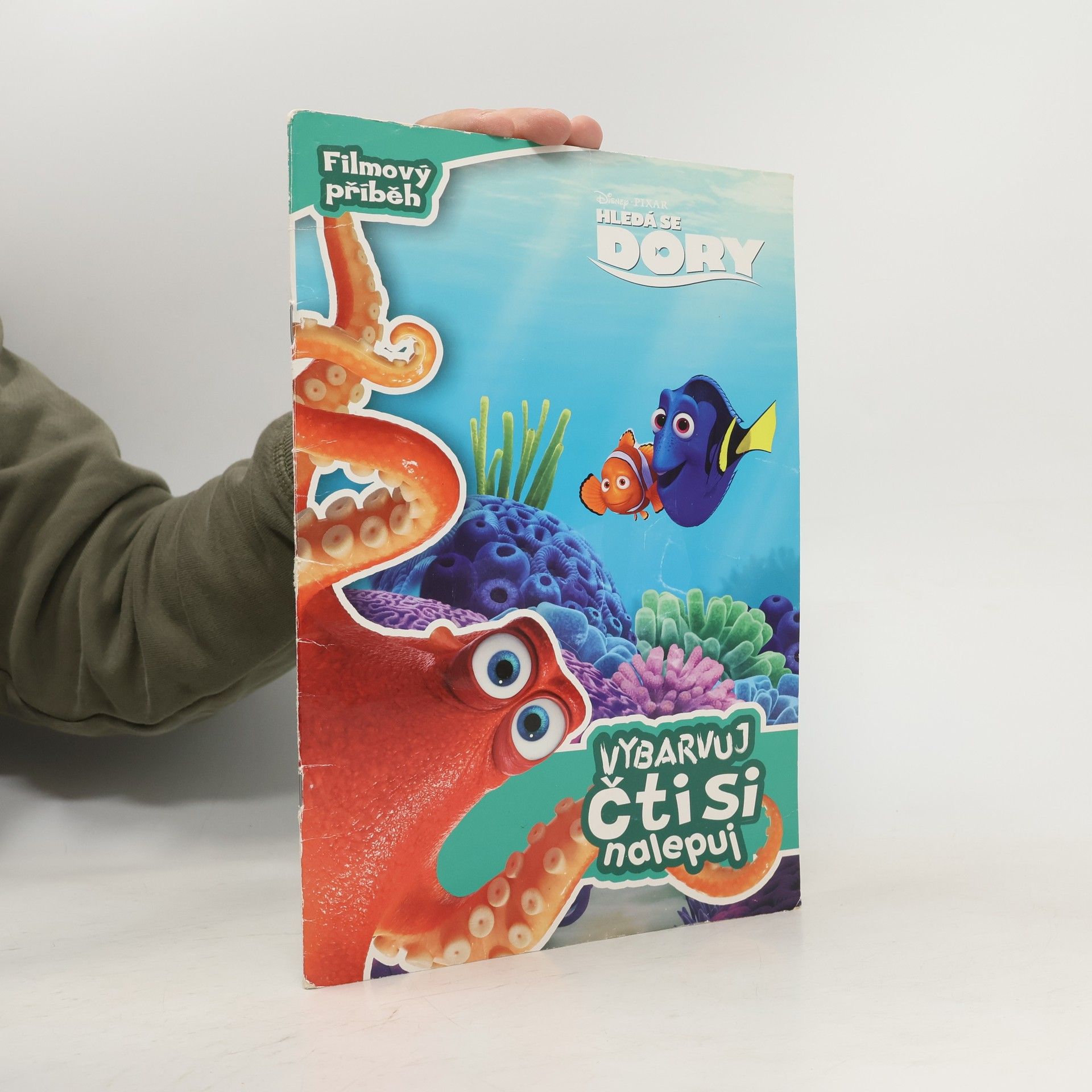 Miloš Komanec Hledá se Dory : vybarvuj, čti si, nalepuj
