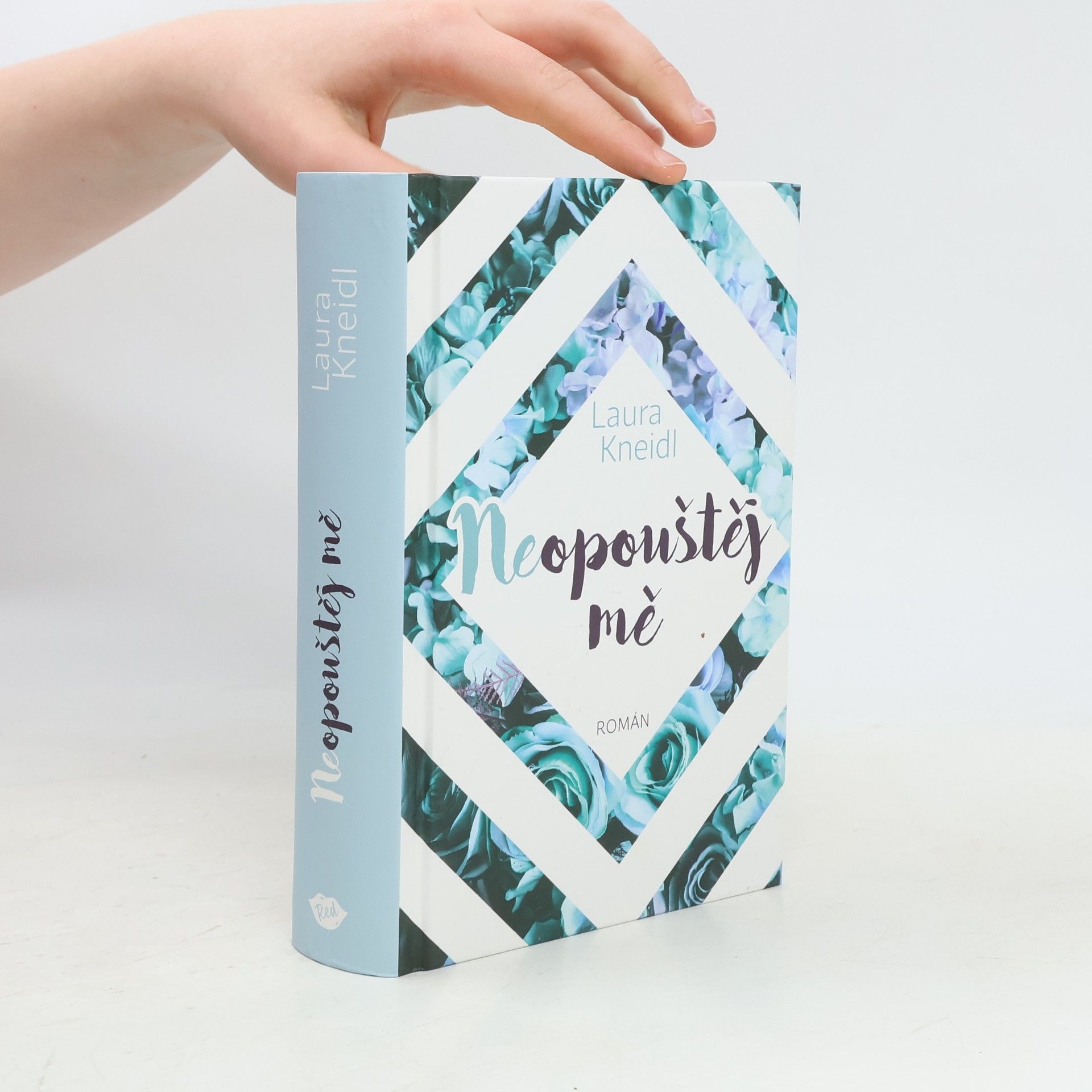 Laura Kneidl Neopouštěj mě