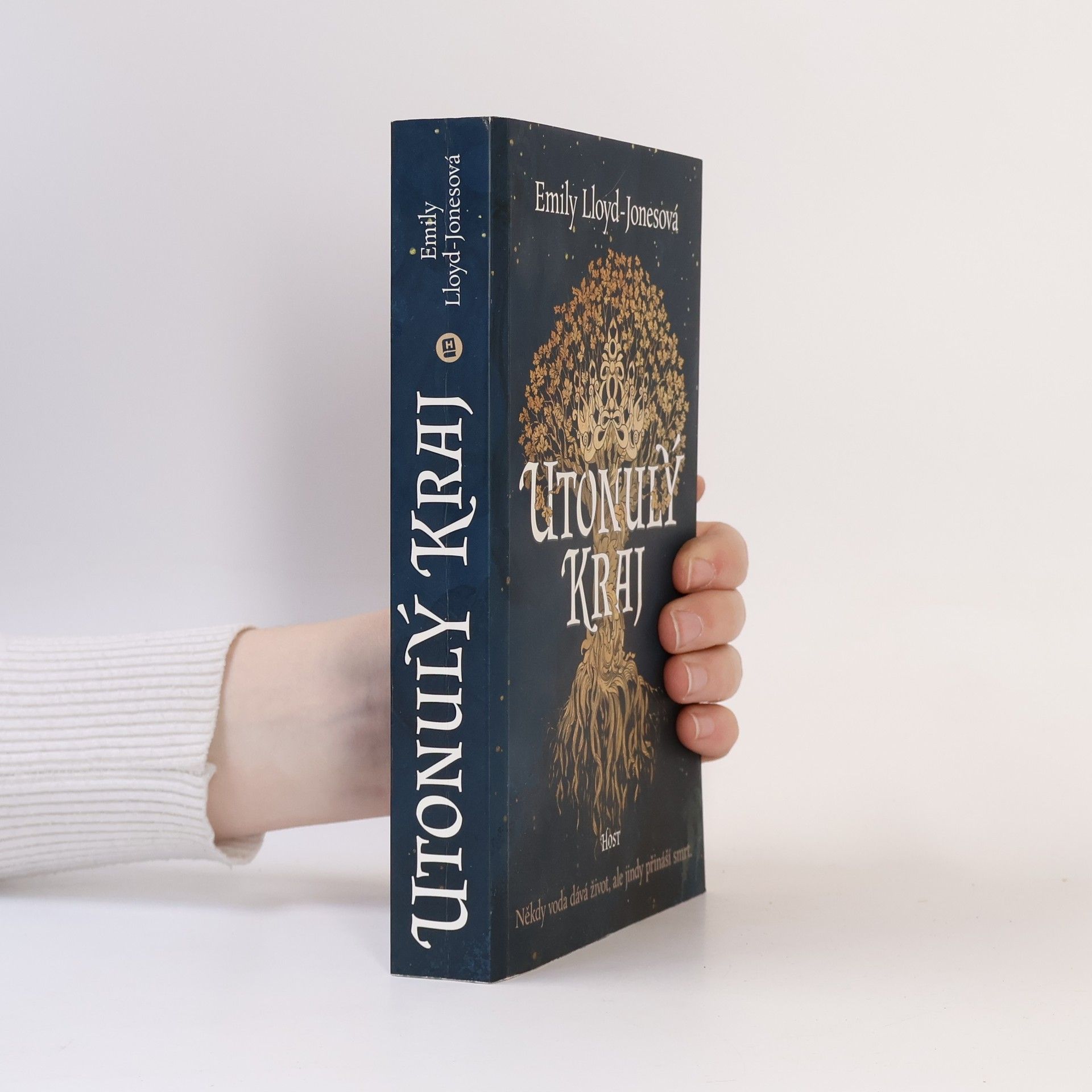 Emily Lloyd-Jones Utonulý kraj