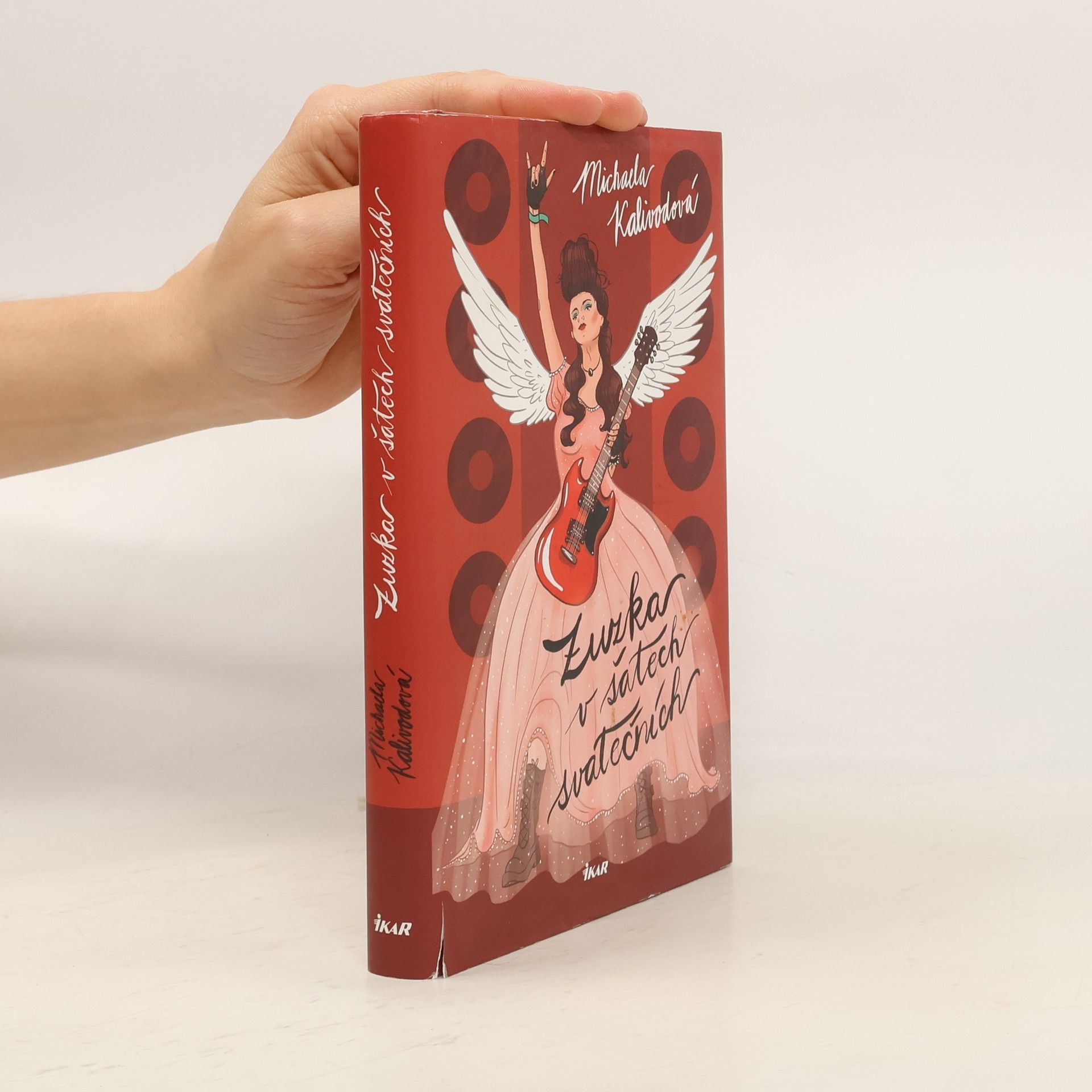 Zuzka v šatech svátečních