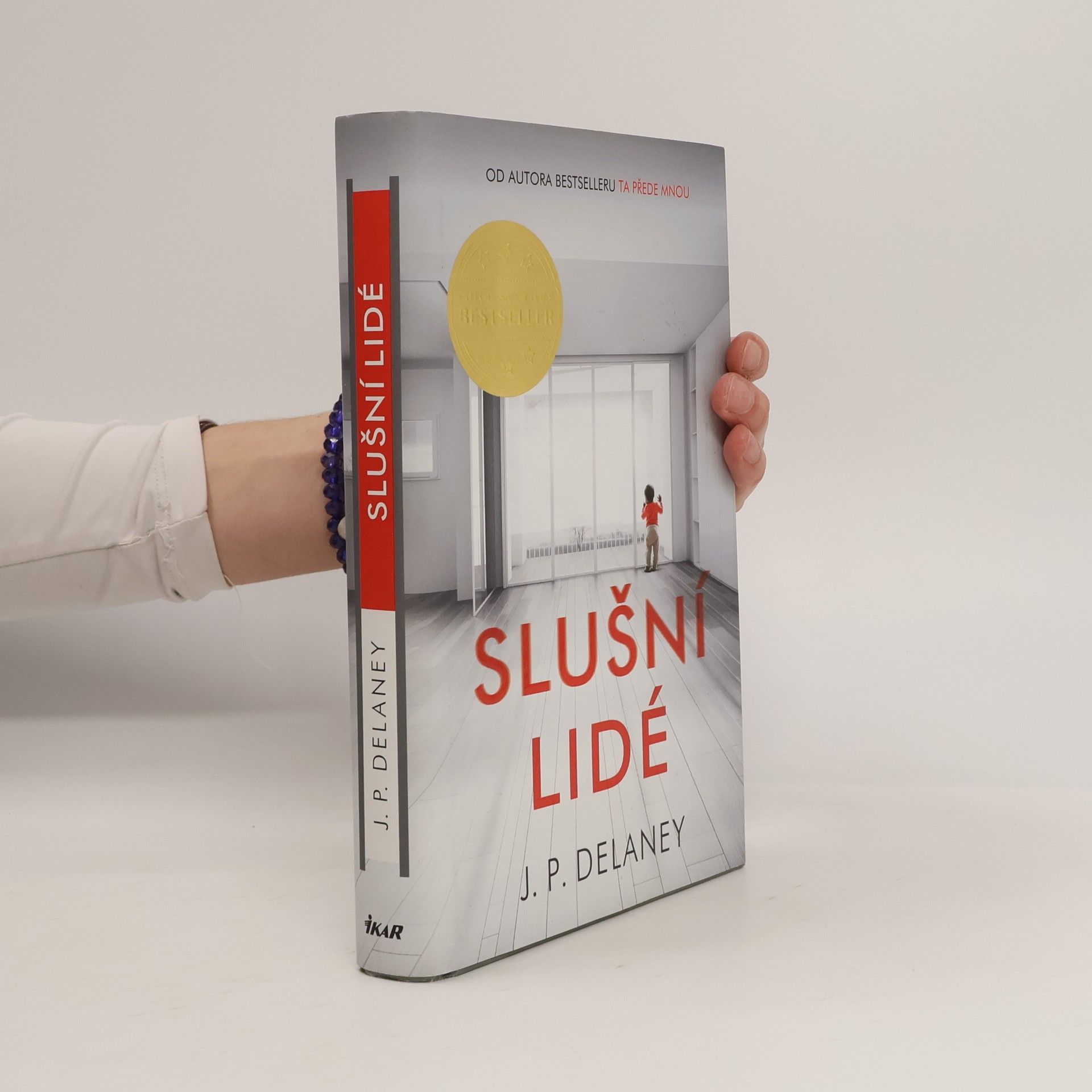 J. P. Delaney Slušní lidé