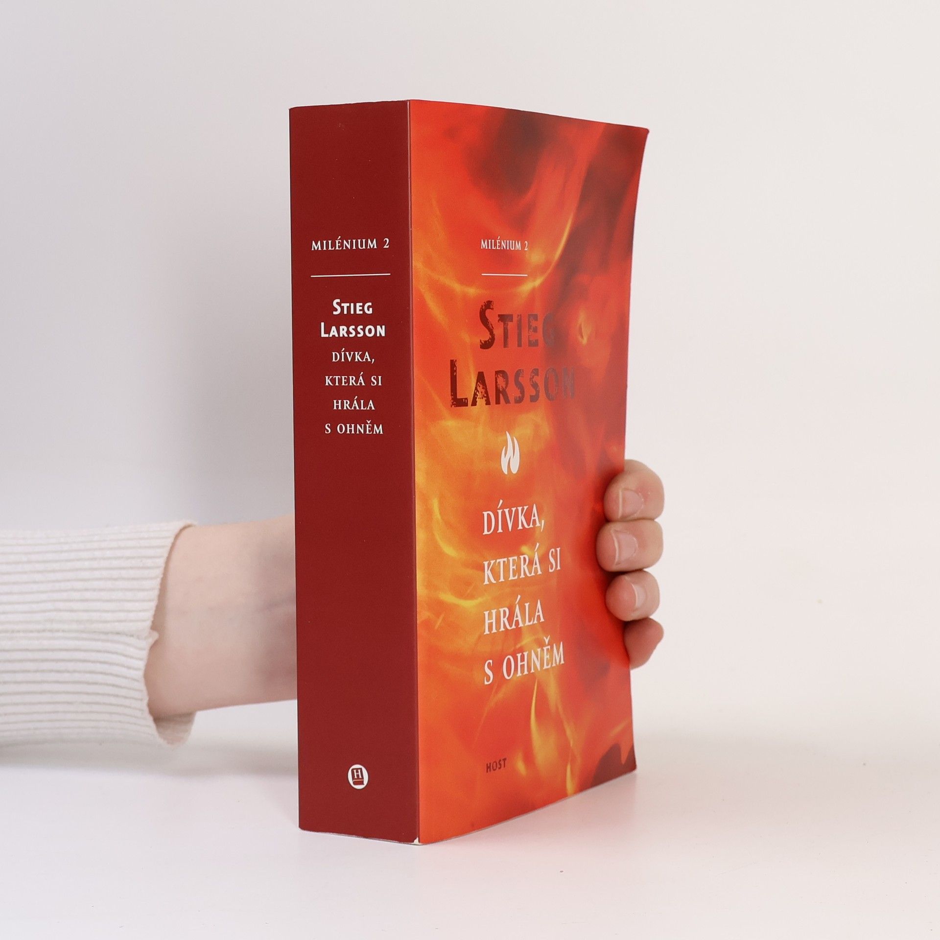 Dívka, která si hrála s ohněm