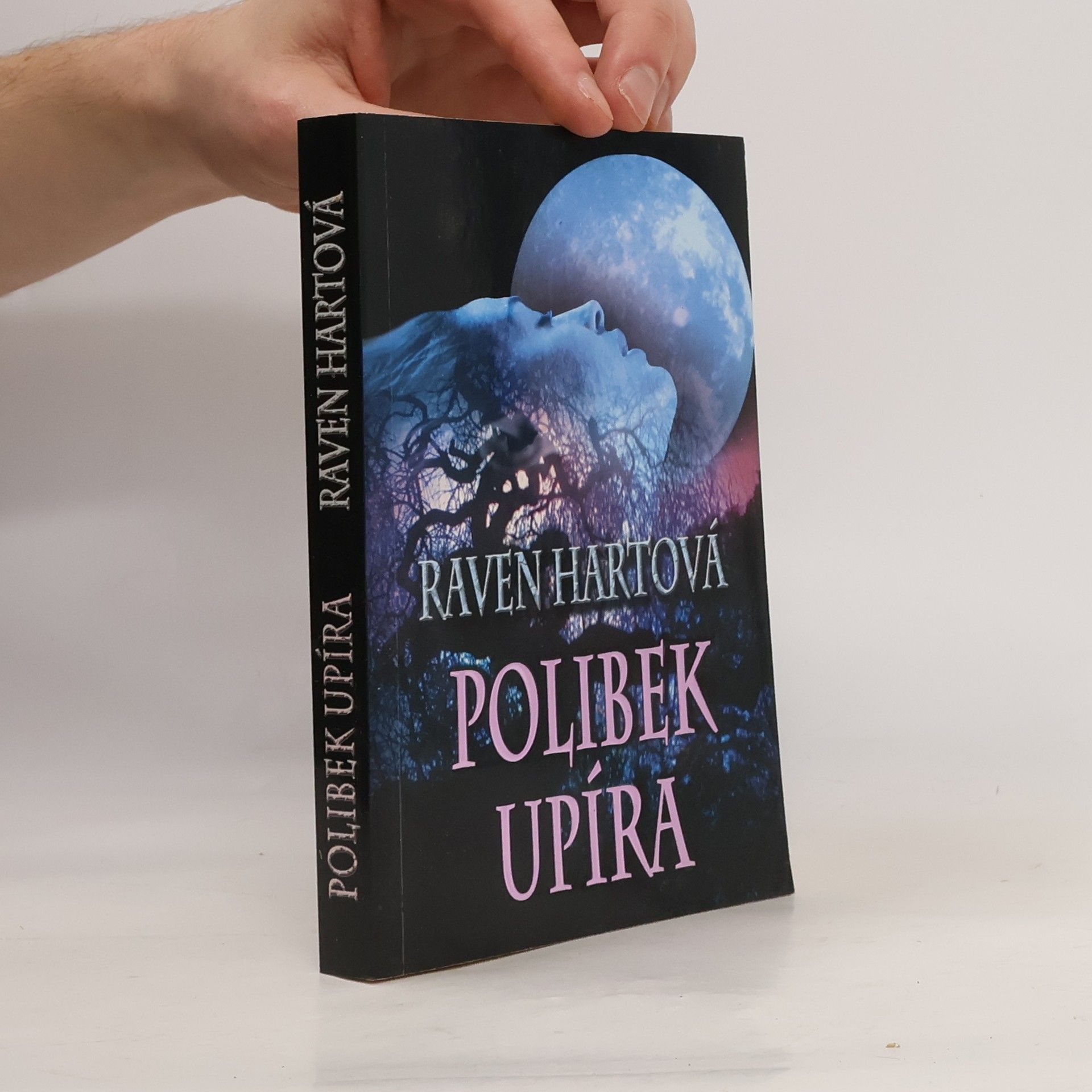 Raven Hart Polibek upíra