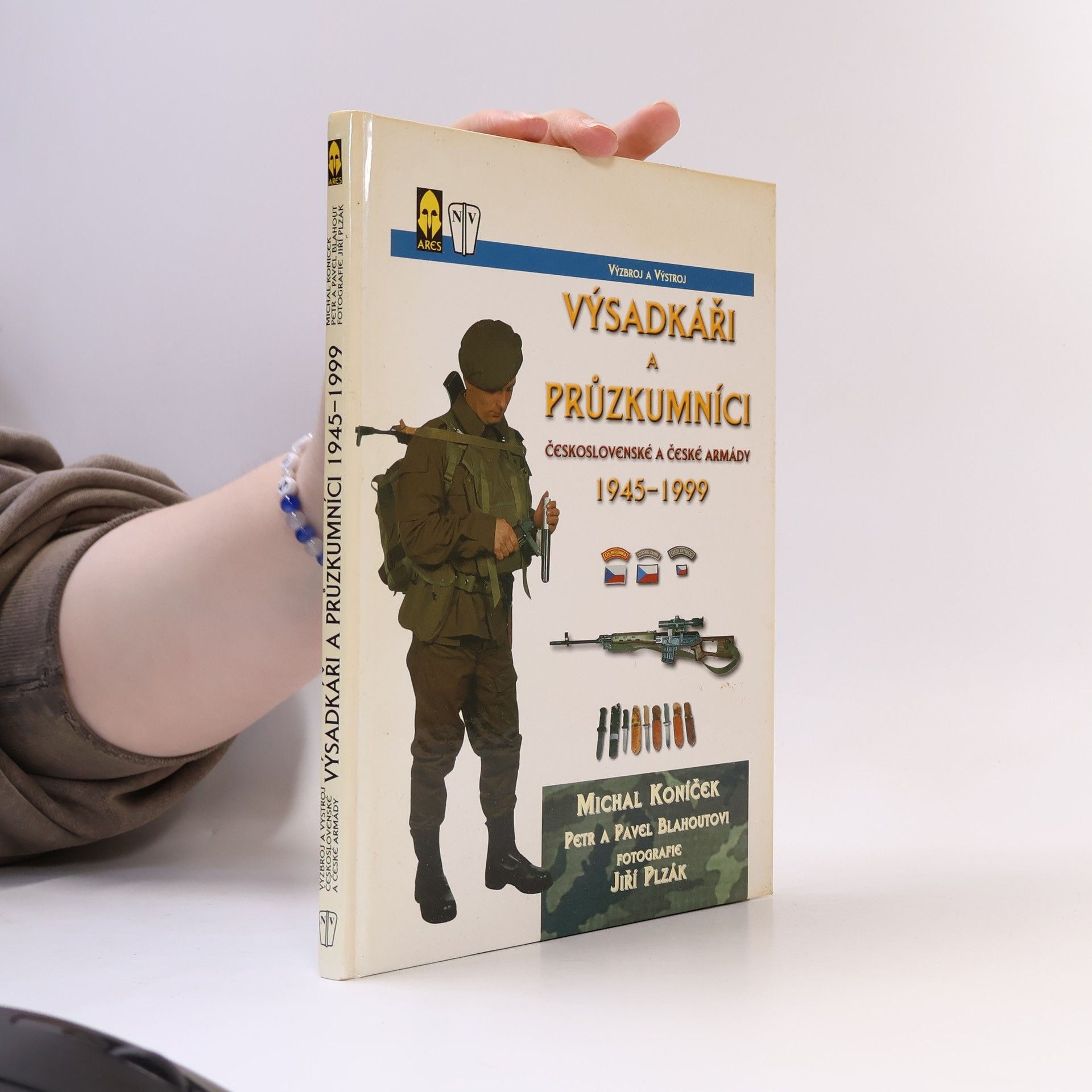Michal Koníček Výsadkáři a průzkumníci Československé a České armády 1945-1999 : výzbroj a výstroj