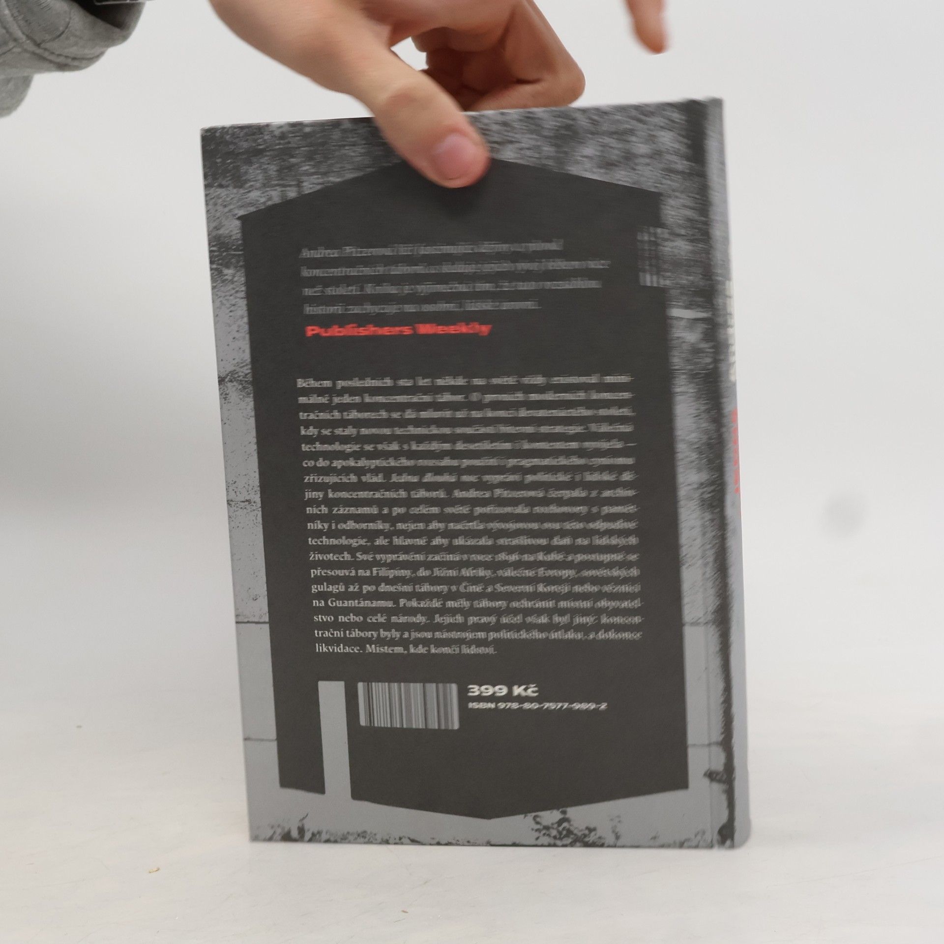 Andrea Pitzer Jedna dlouhá noc. Obecné dějiny koncentračních táborů