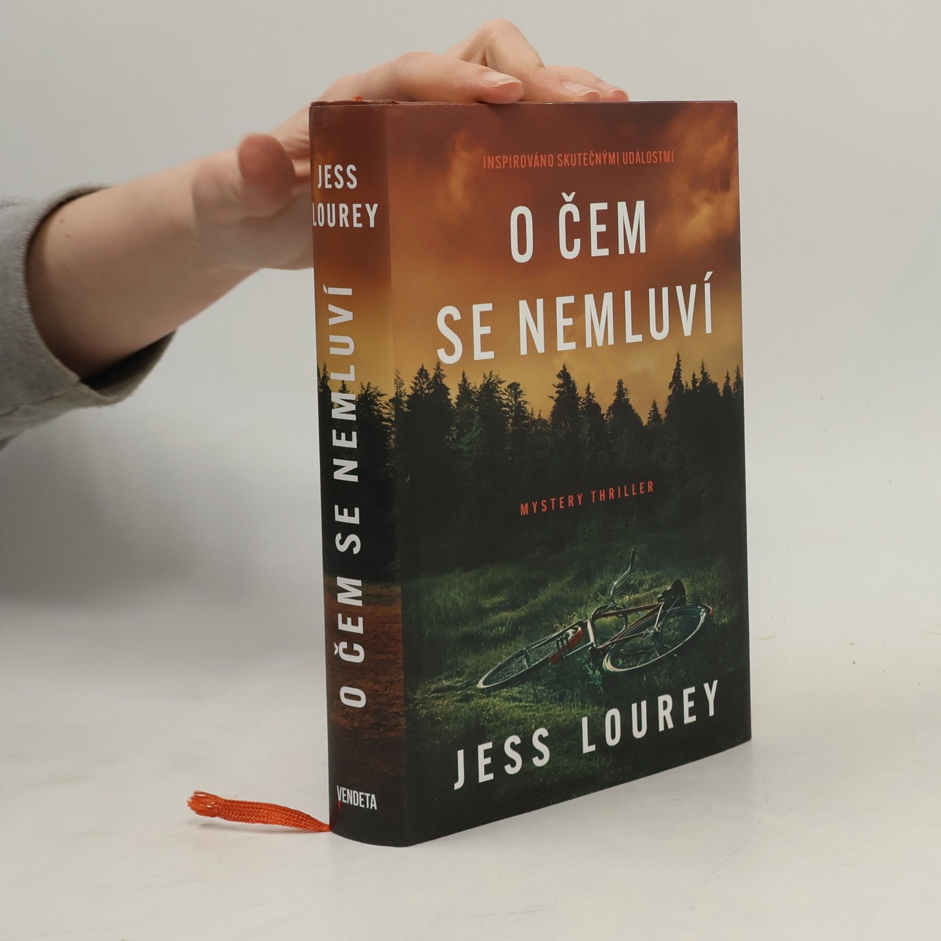Jess Lourey O čem se nemluví