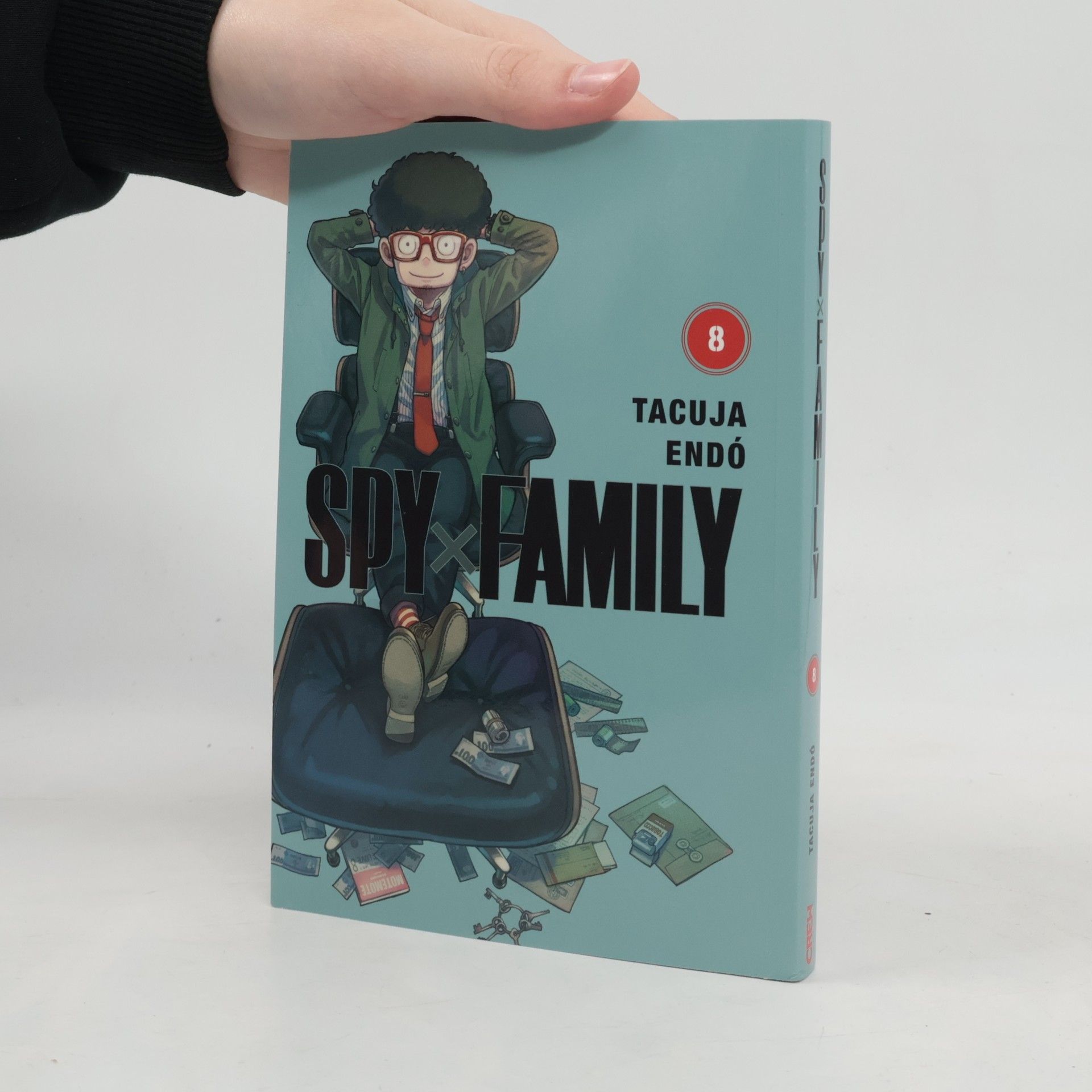Tacuja Endó Spy x Family. 8