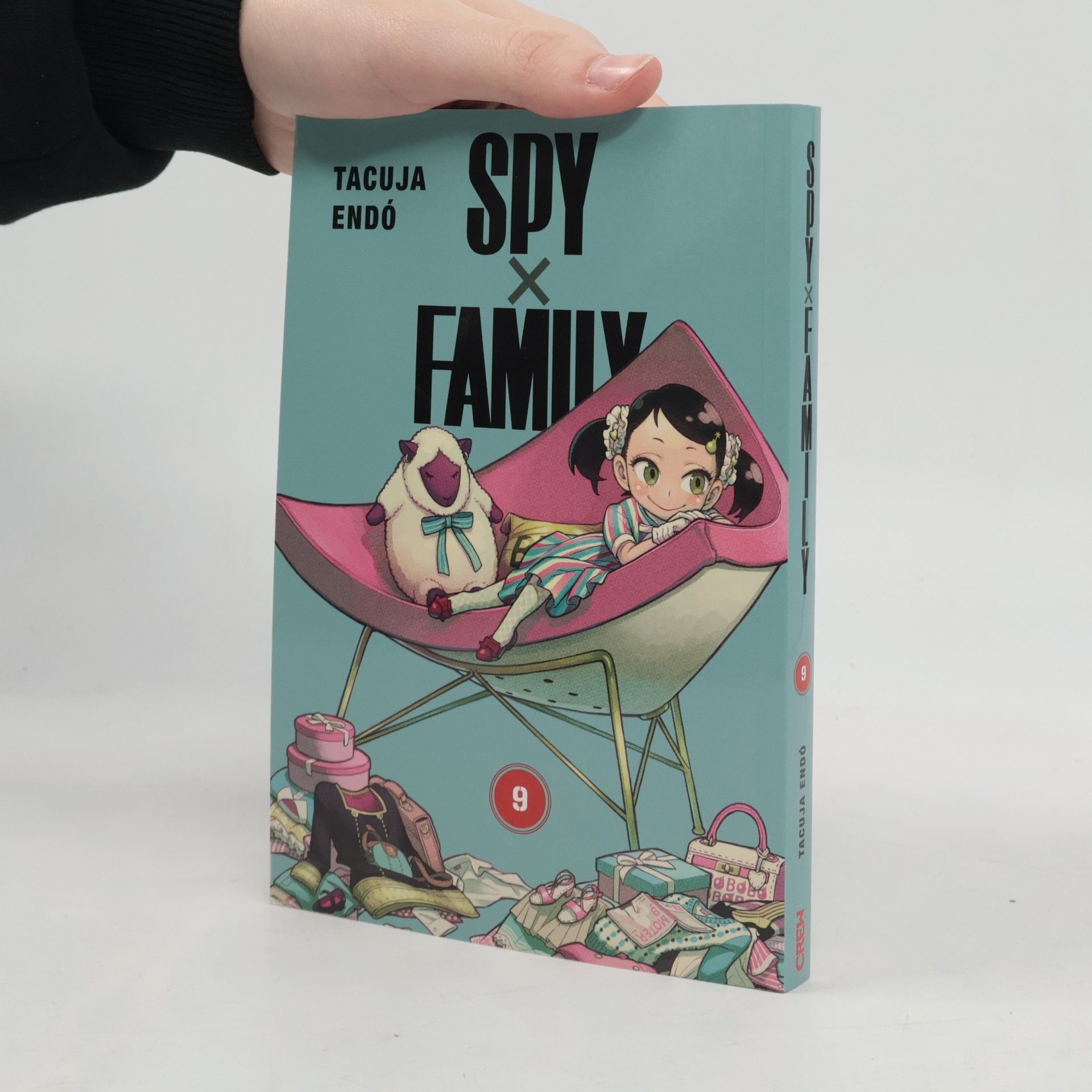Tacuja Endó Spy x Family. 9