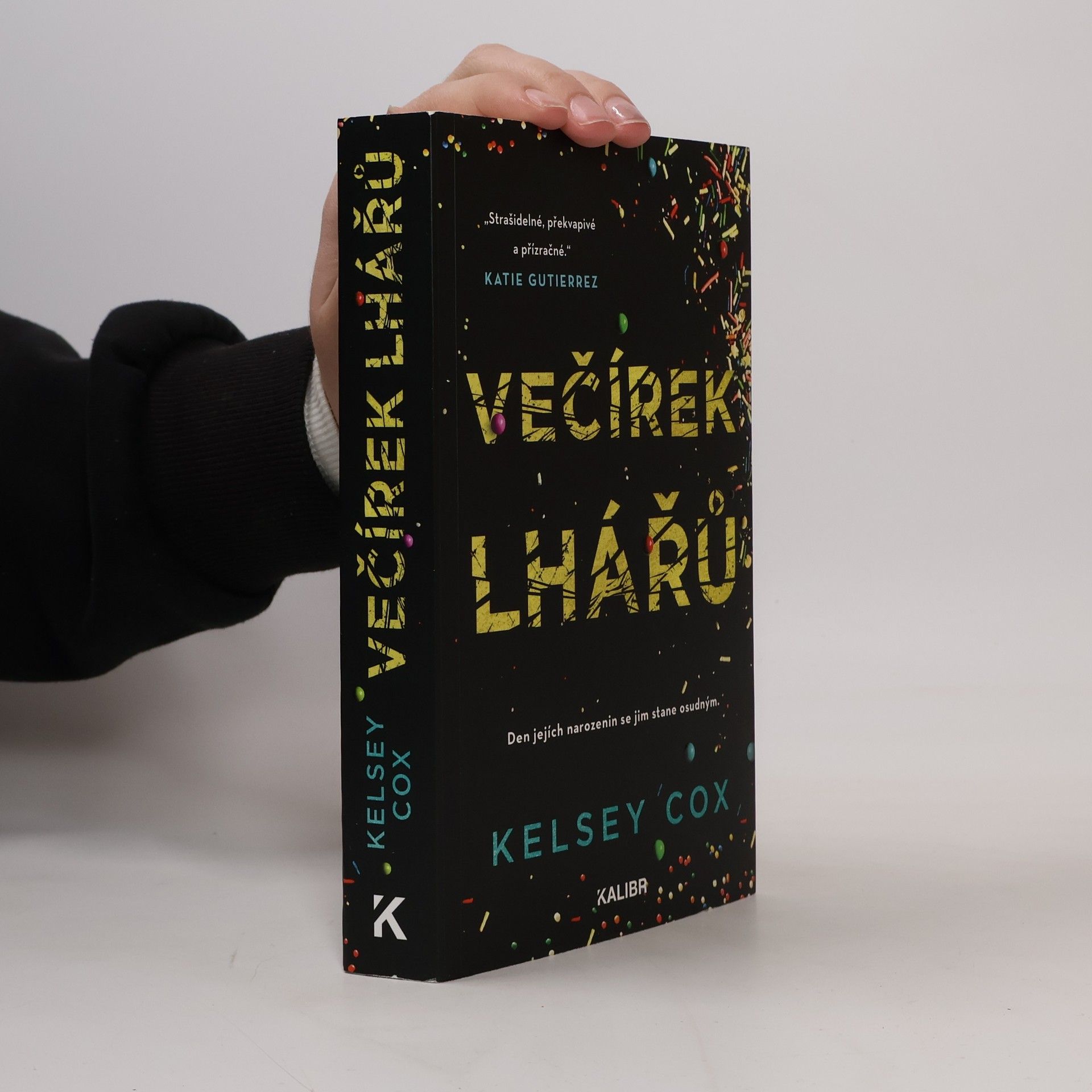 Kelsey Cox Večírek lhářů