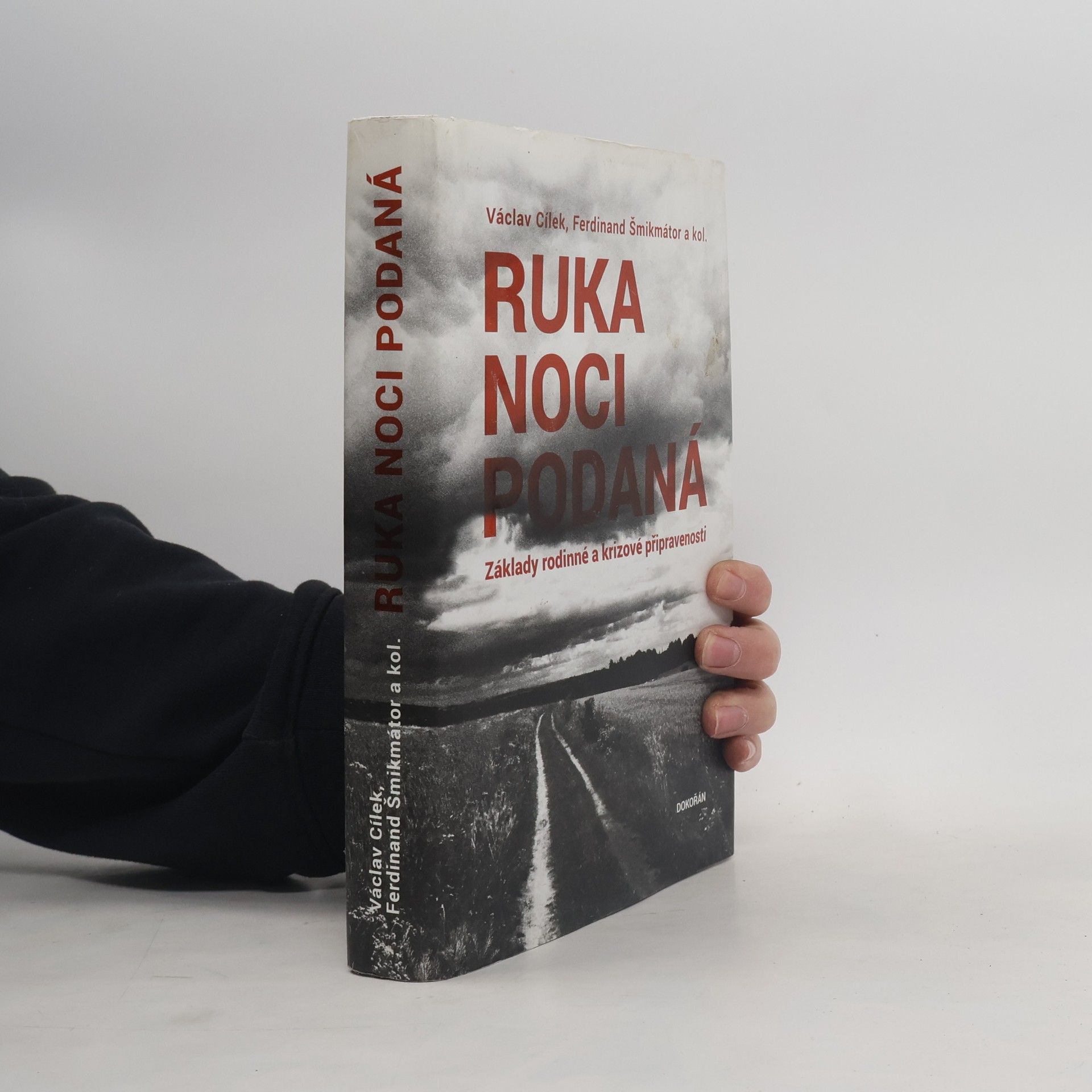 Václav Cílek Ruka noci podaná. Základy rodinné a krizové připravenosti