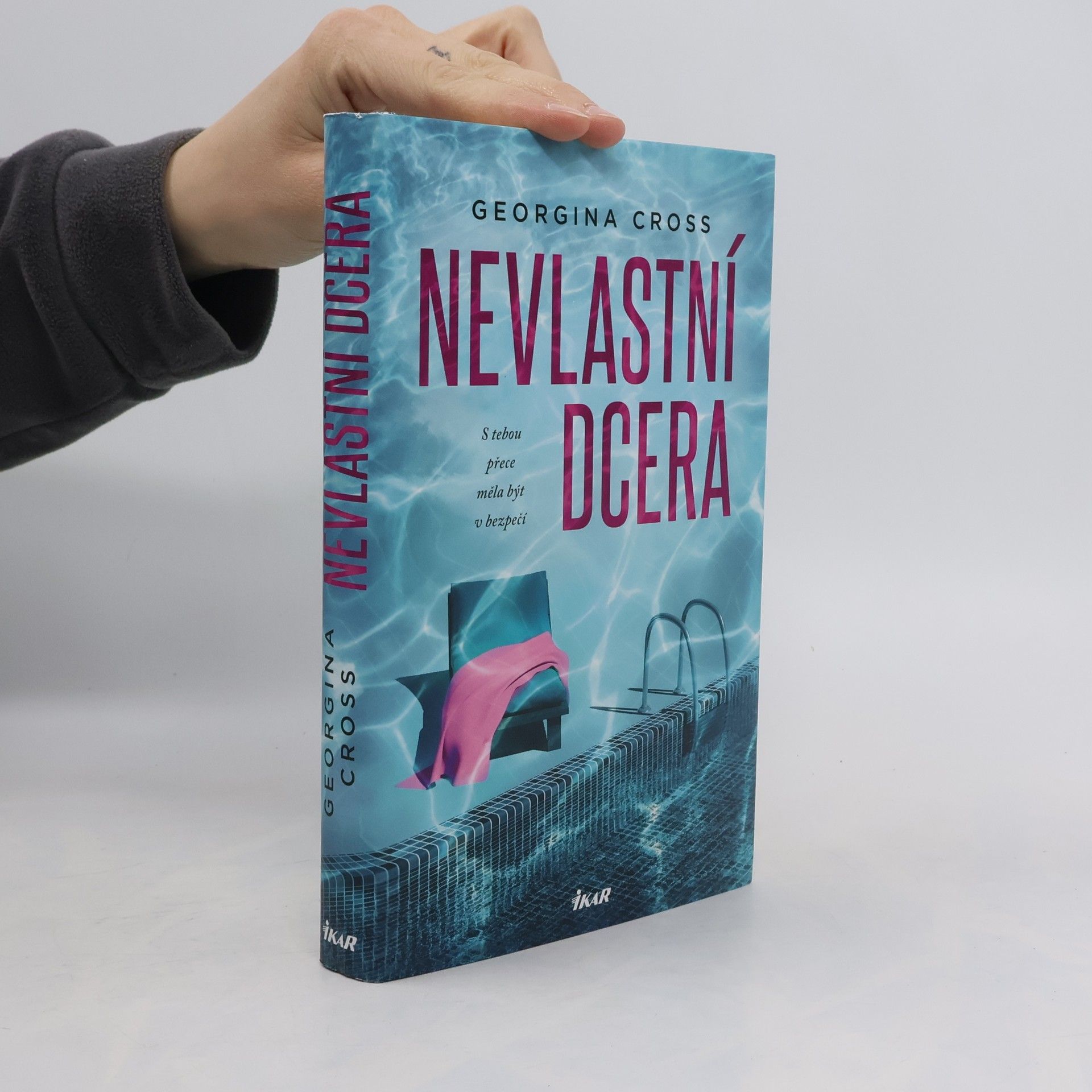 Georgina Cross Nevlastní dcera