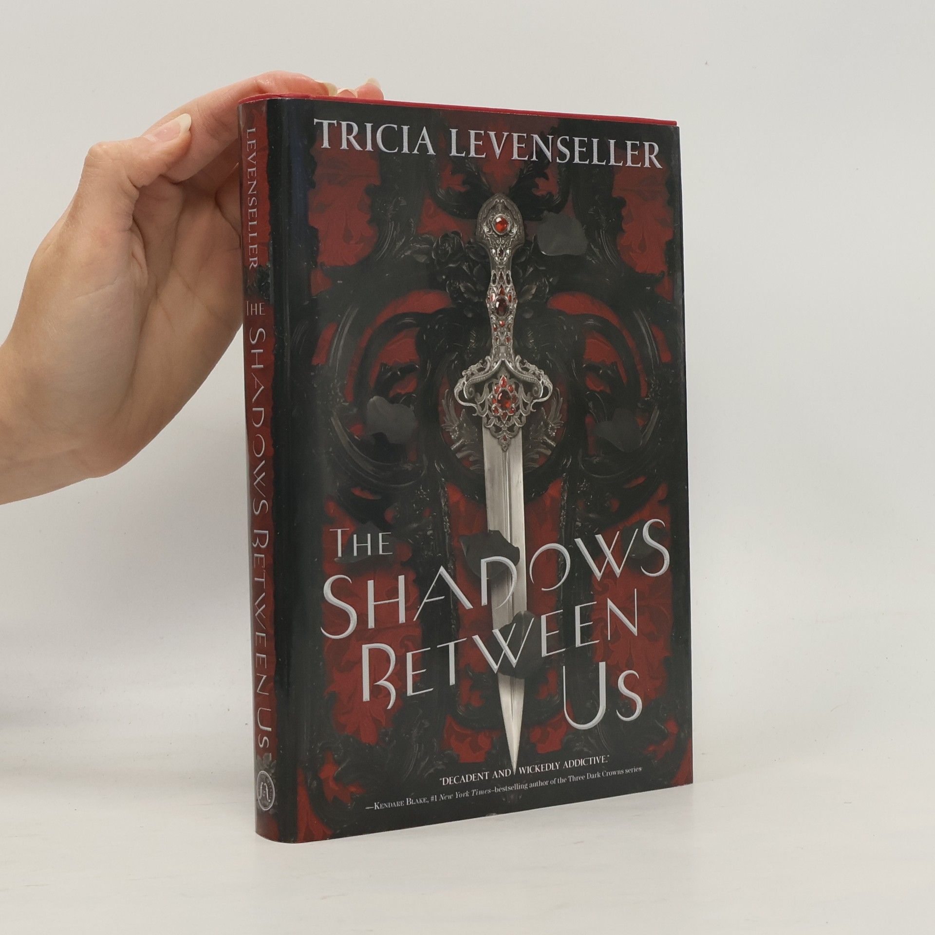 Tricia Levenseller The Shadows Between Us