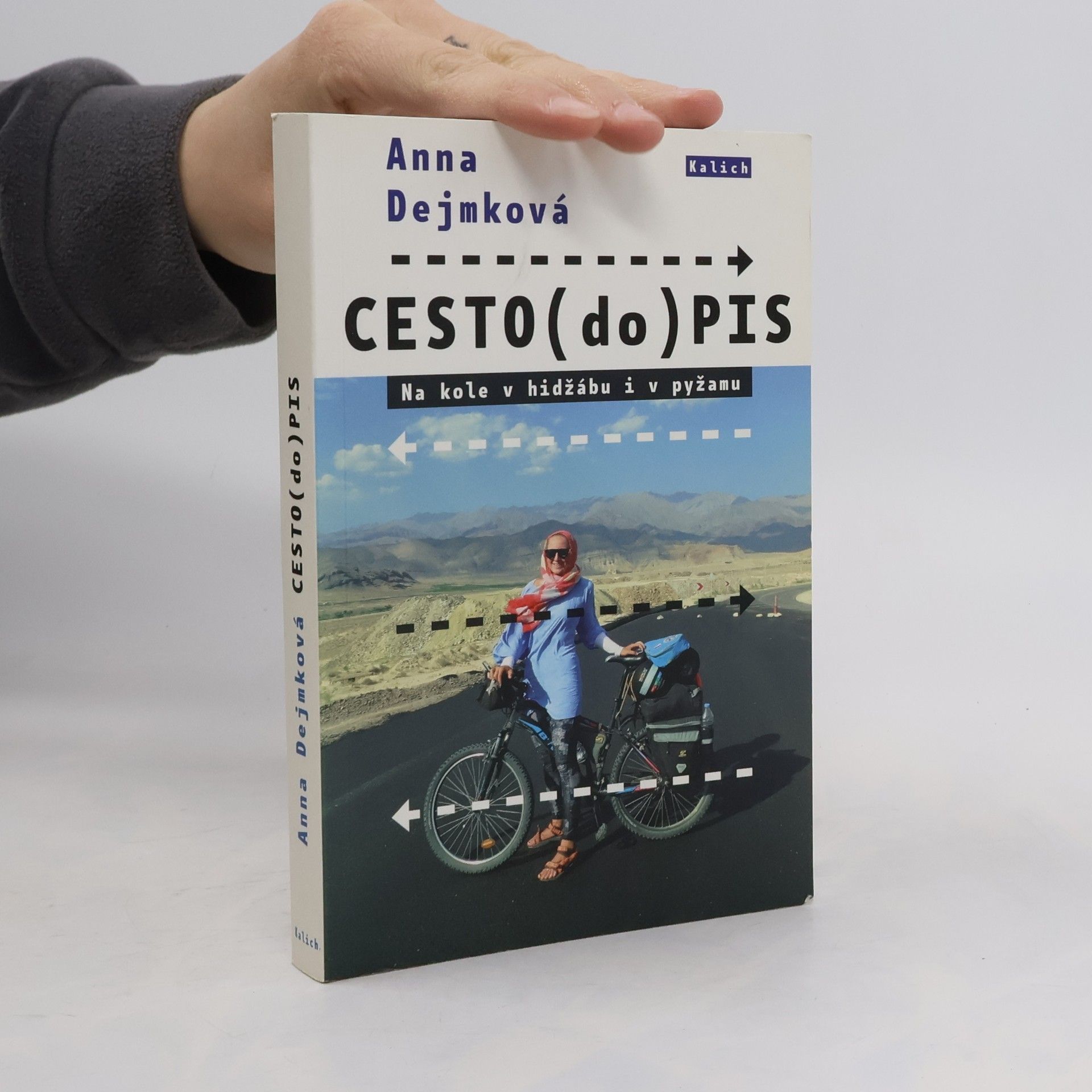 Anna Dejmková CESTO(do)PIS Na kole v hidžábu i pyžamu