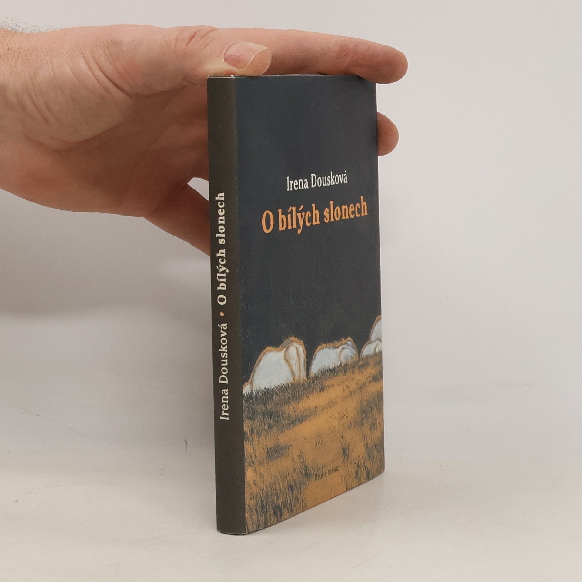 Irena Dousková O bílých slonech