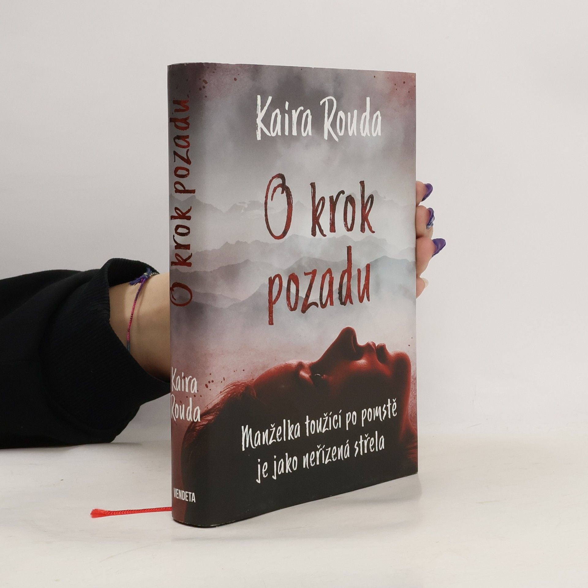 Kaira Sturdivant Rouda O krok pozadu