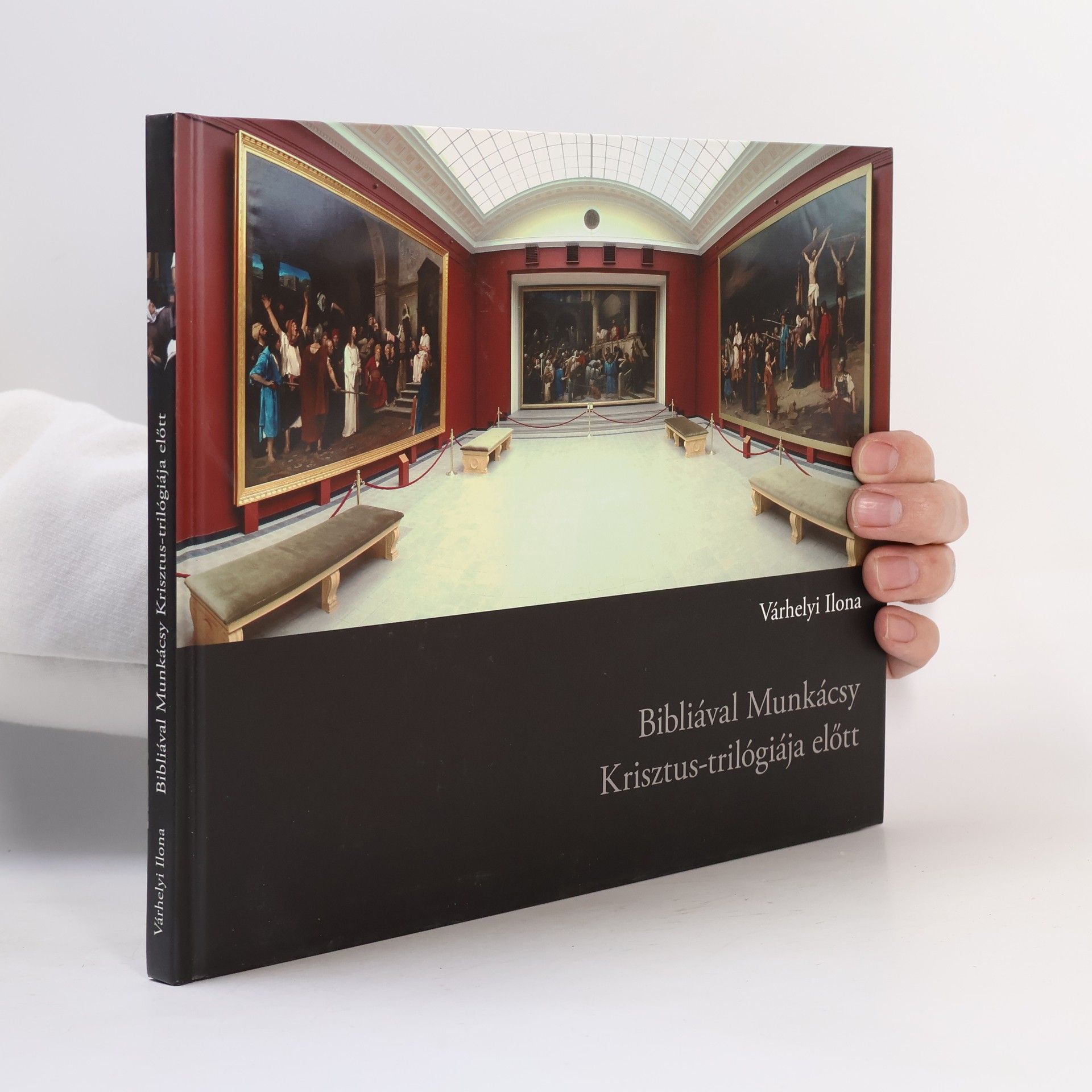 Várhelyi Ilona Bibliával Munkácsy Krisztus-trilógiája előtt