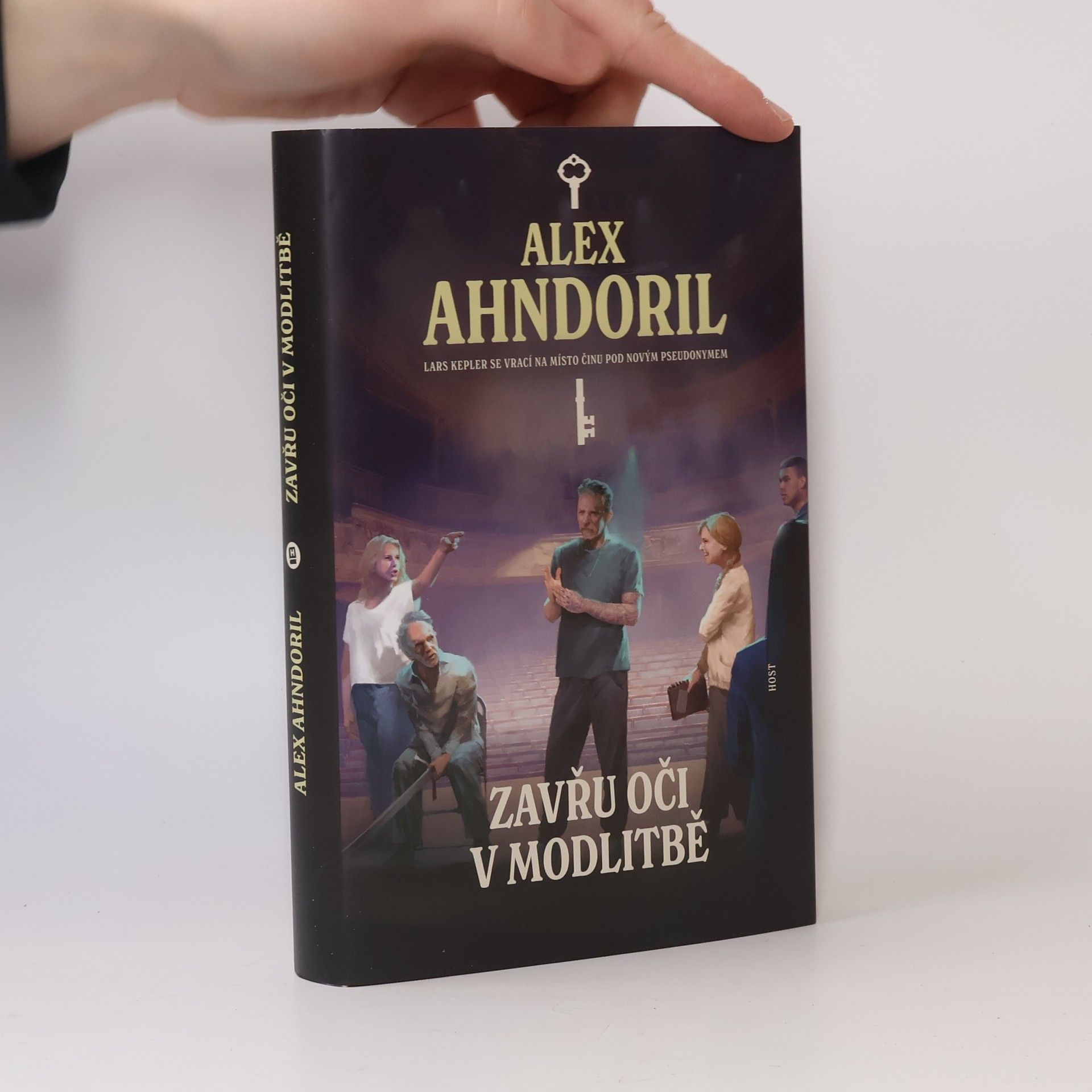 Lars Kepler Zavřu oči v modlitbě