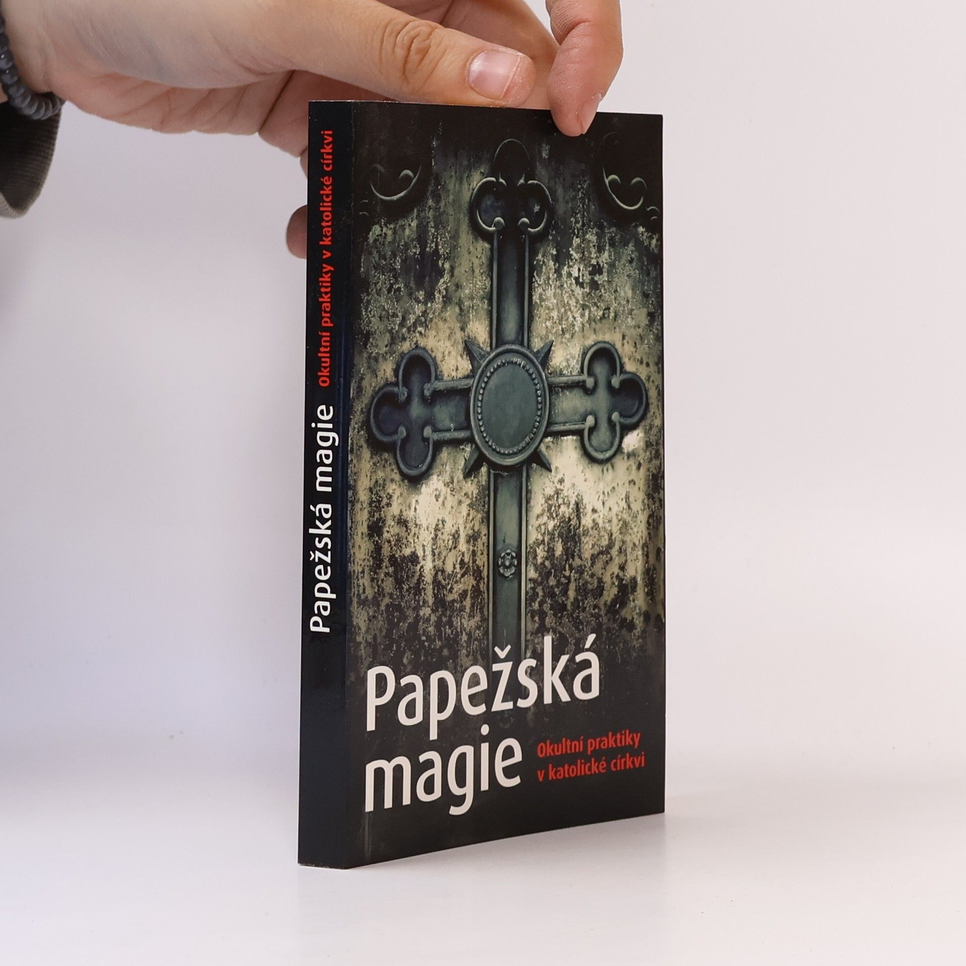 Papežská magie. Okultní praktiky v katolické církvi.