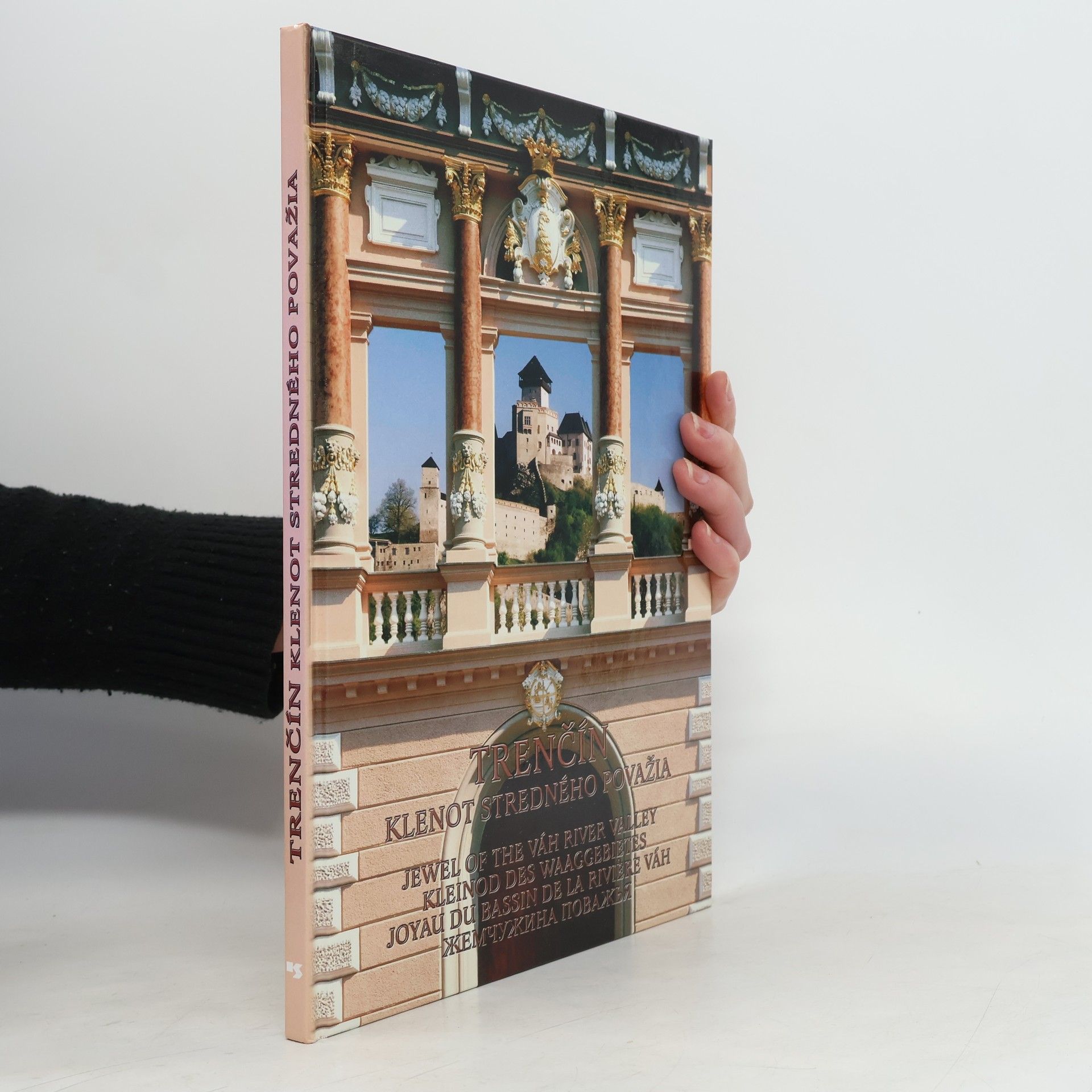 Various authors Trenčín: Klenot stredného Považia. Jewel of the Váh river valley. Kleinod des Waaggebietes. Joau du bassin de la rivière Váh. Žemčužina Považ'ja