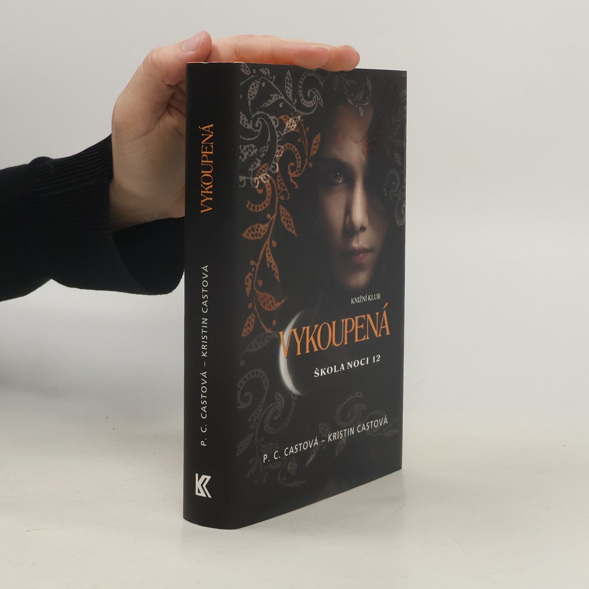 Phyllis Christine Cast Škola noci 12. Vykoupená