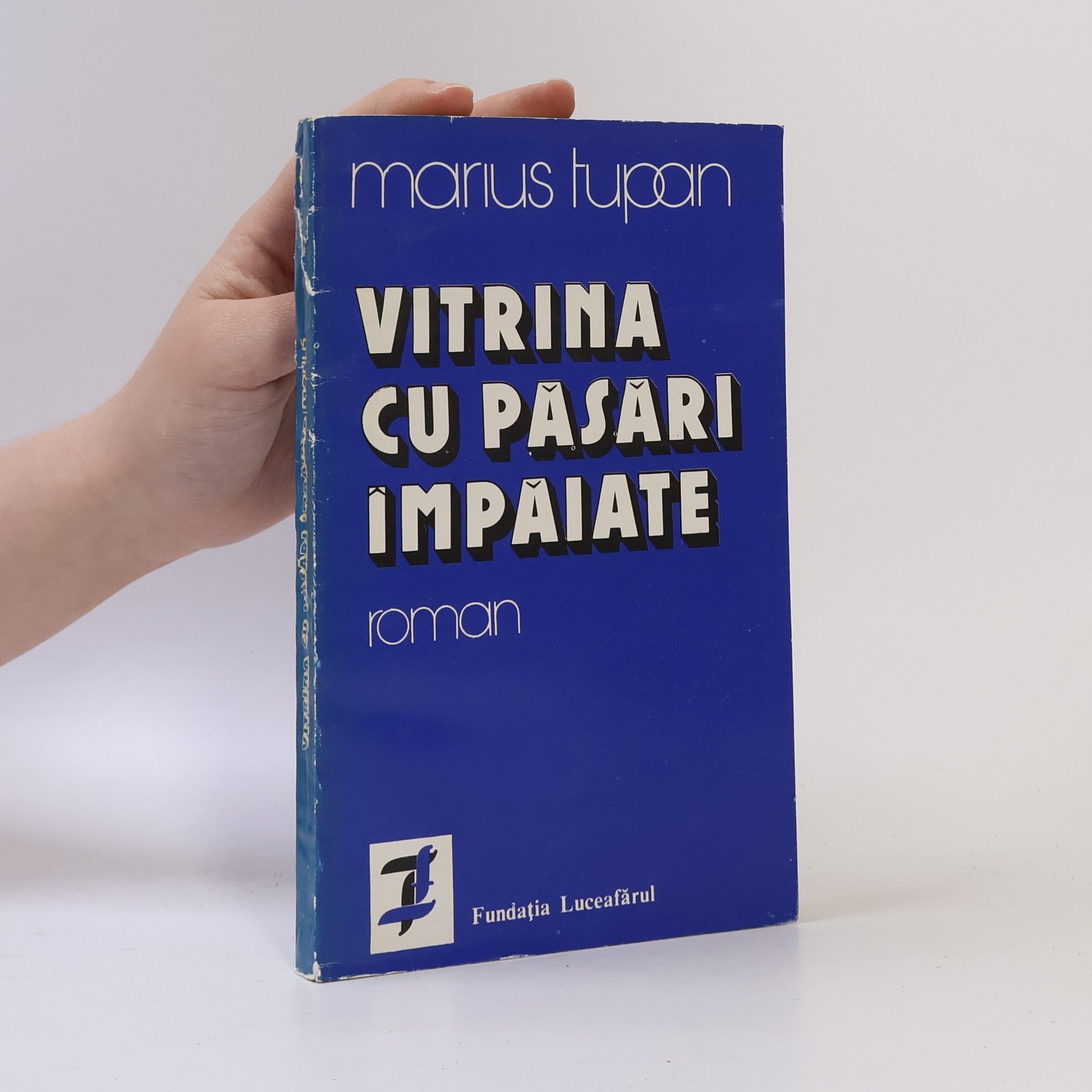 Marius Tupan Vitrina cu păsări împăiate