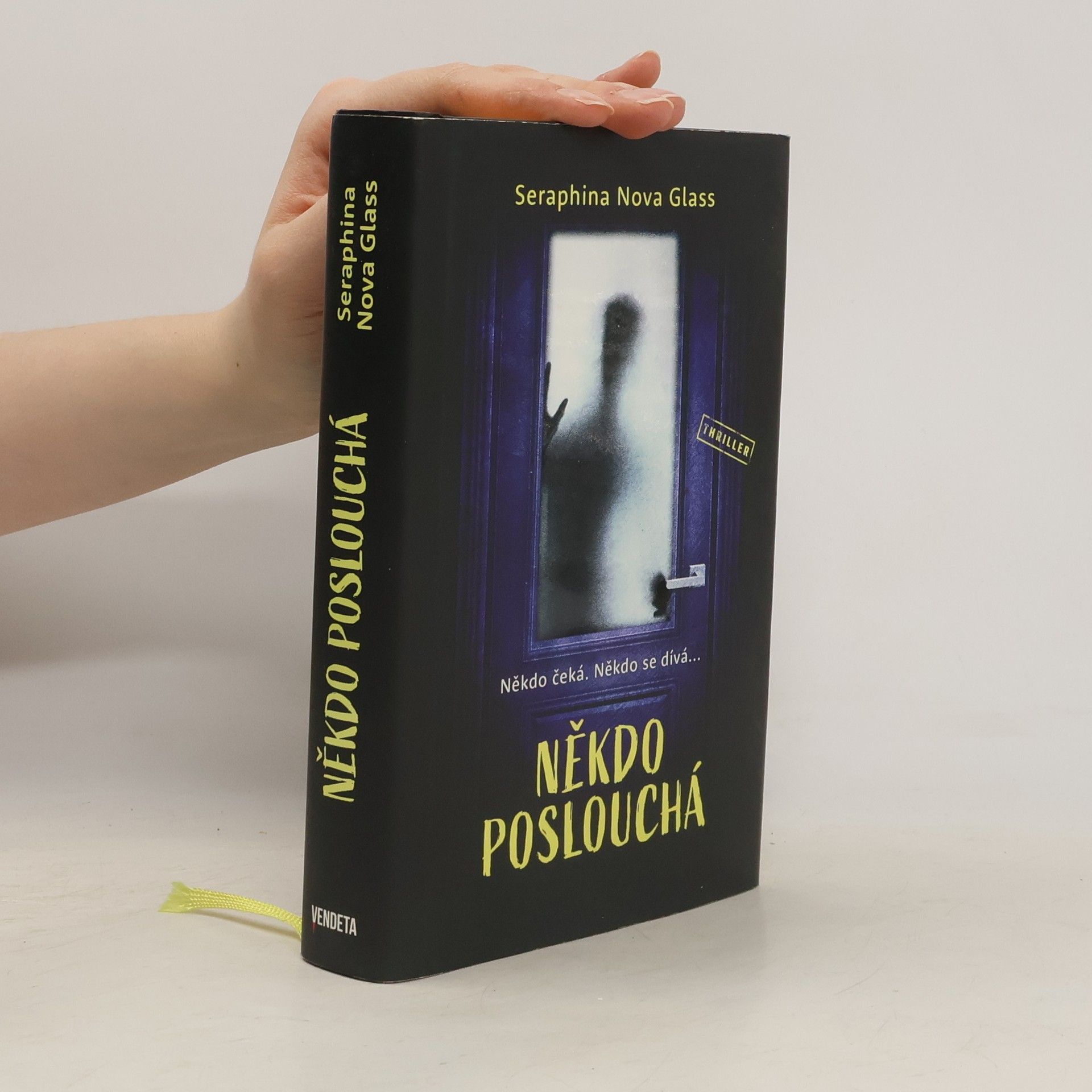 Seraphina Nova Glass Někdo poslouchá