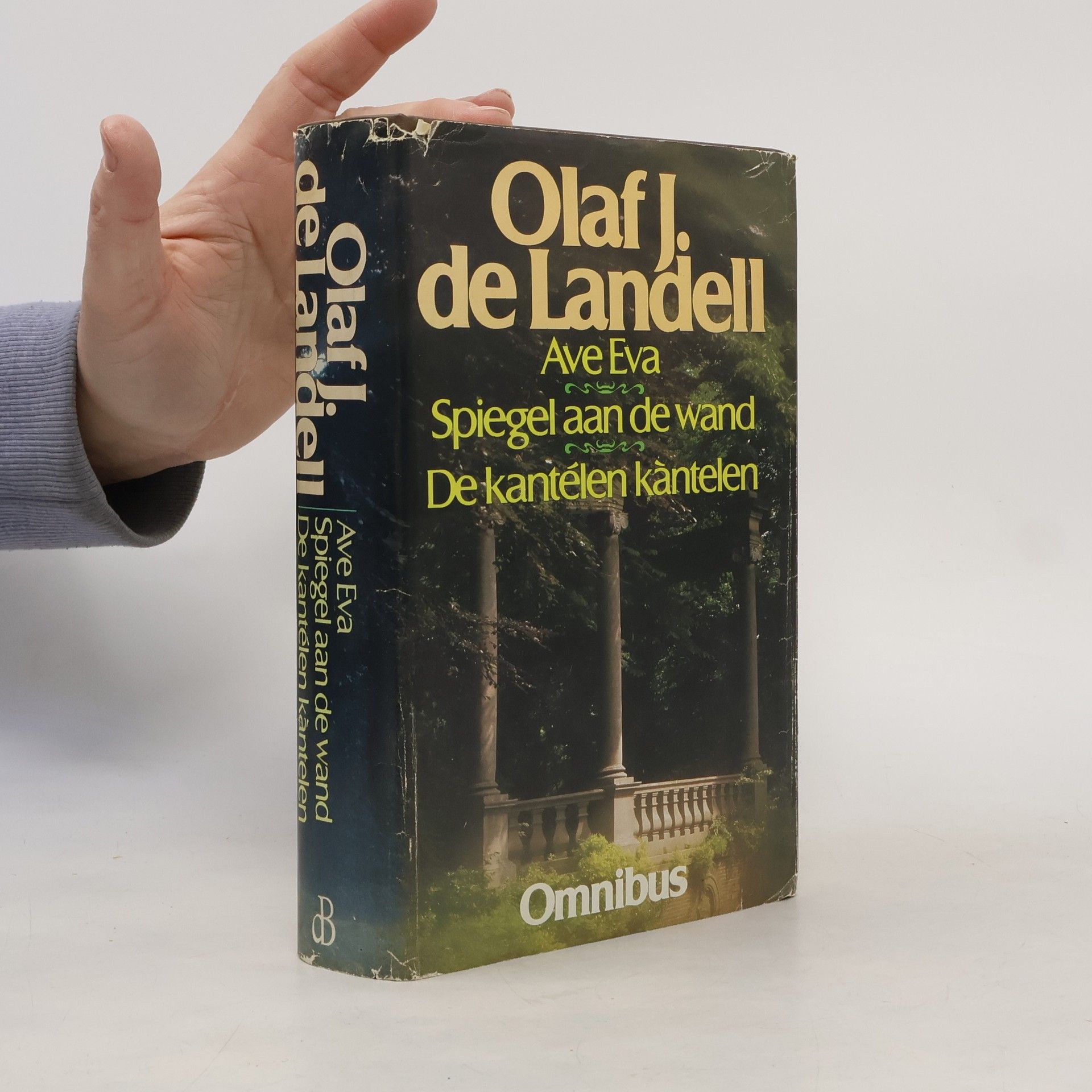 Ave Eva. - Spiegel aan de wand. - De kantélen kàntelen