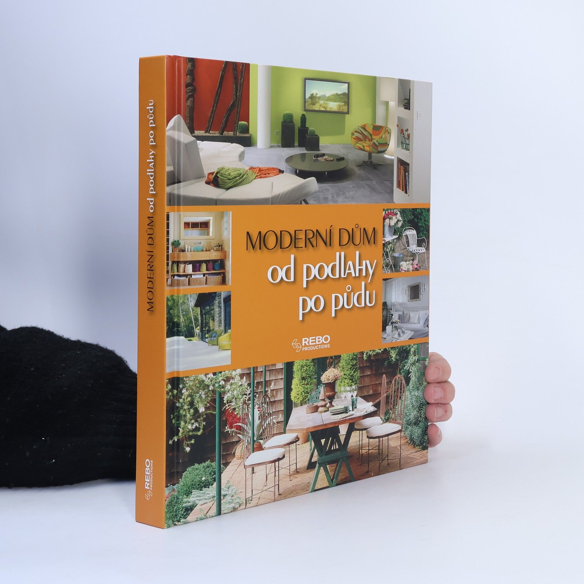 Moderní dům od podlahy po půdu