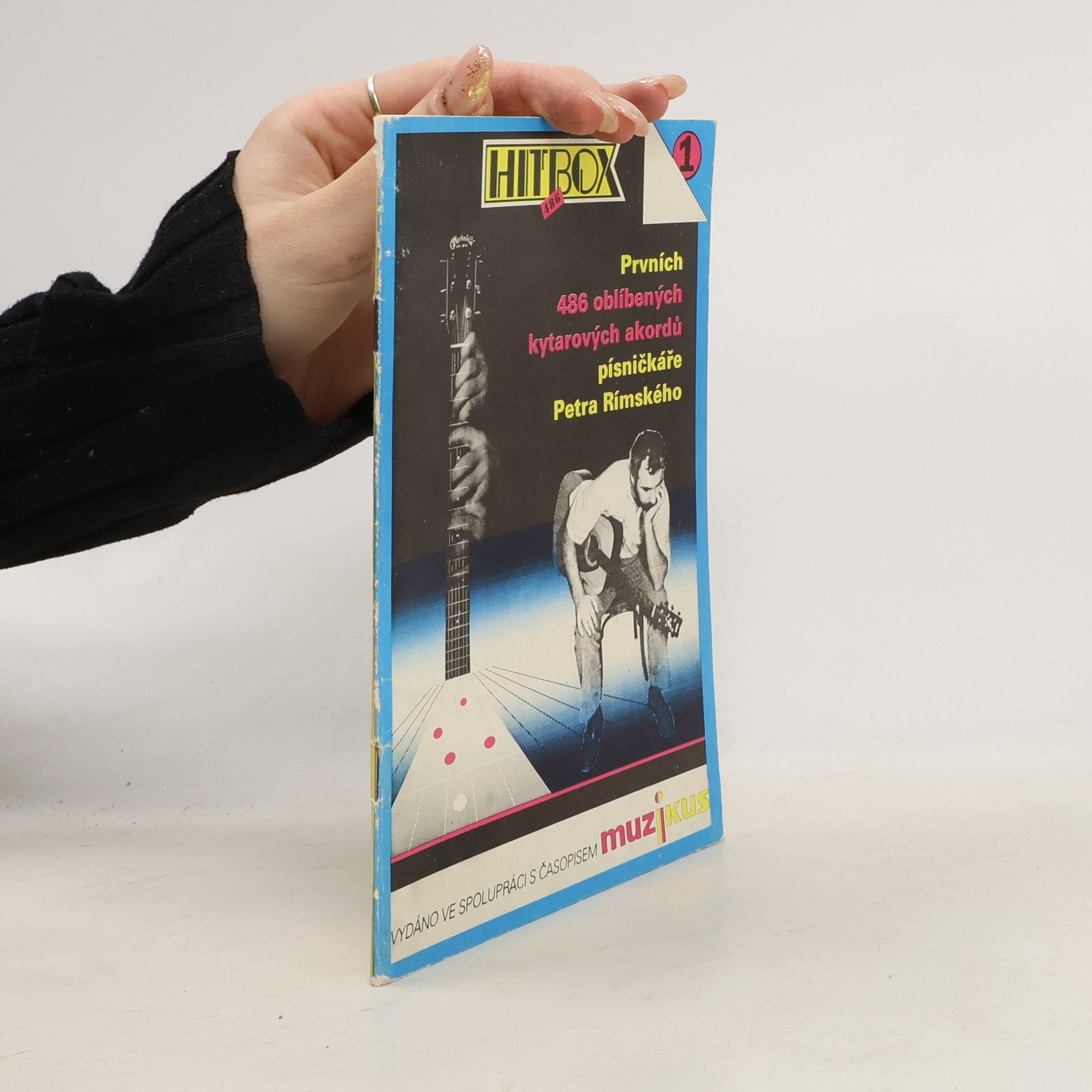 Prvních 486 oblíbených kytarových akordů písničkáře Petra Rímského