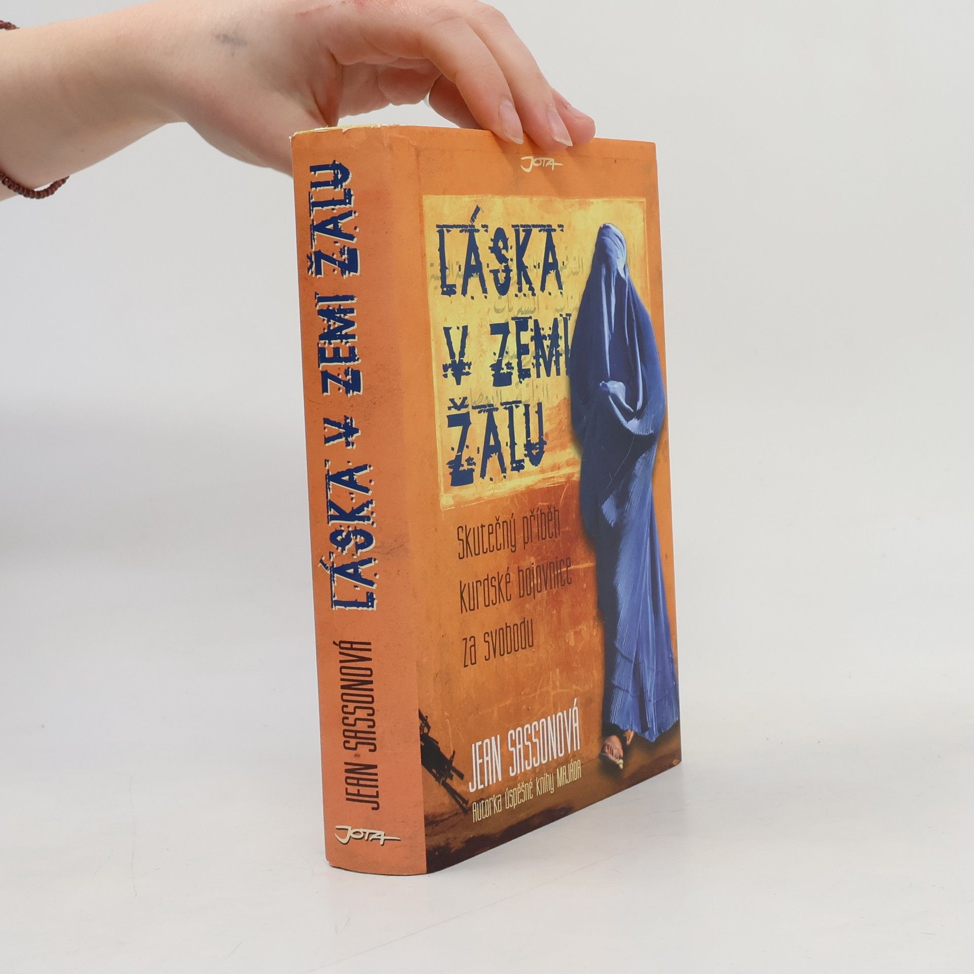 Jean Sasson Láska v zemi žalu : skutečný příběh kurdské bojovnice za svobodu