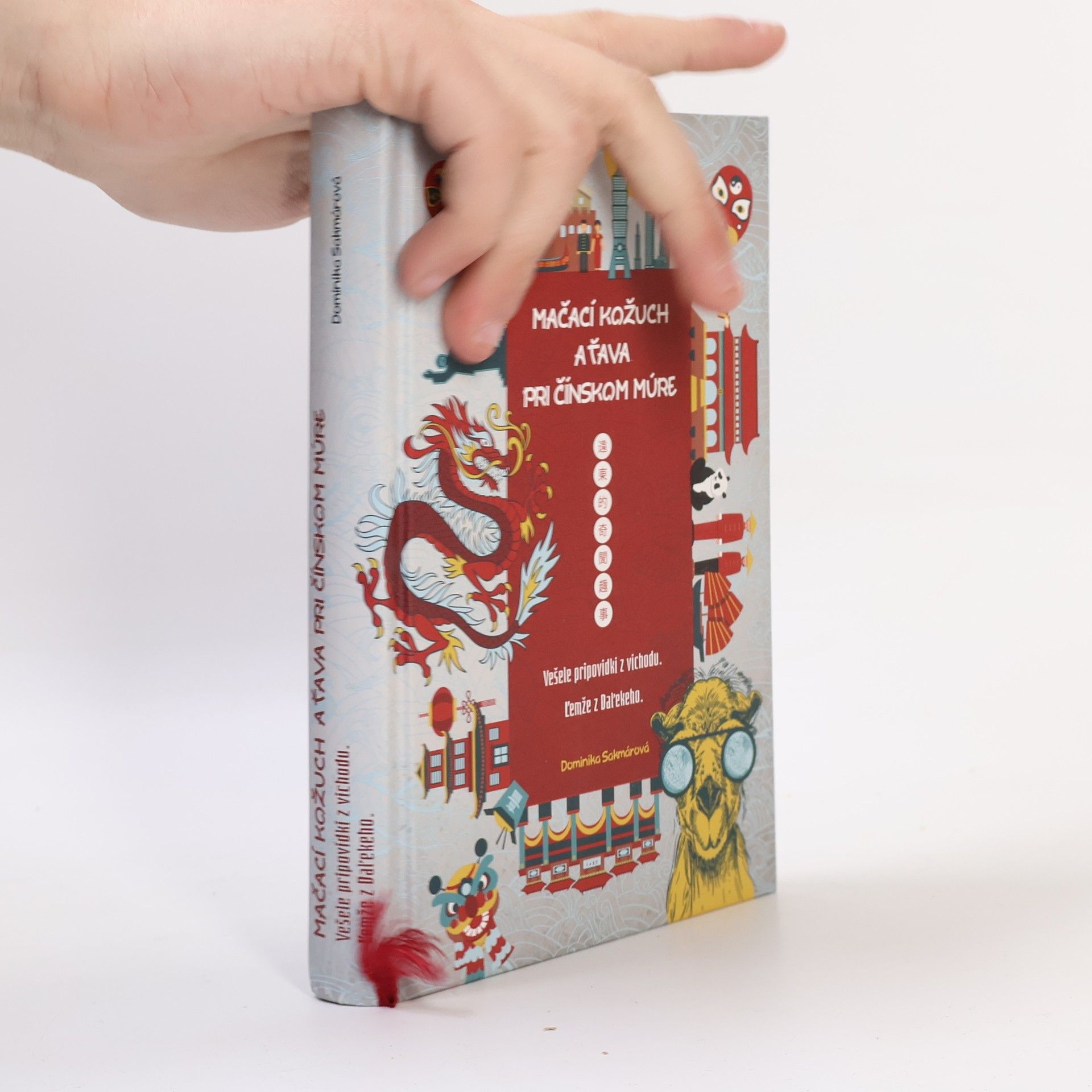 Mačací kožuch a ťava pri Čínskom múre