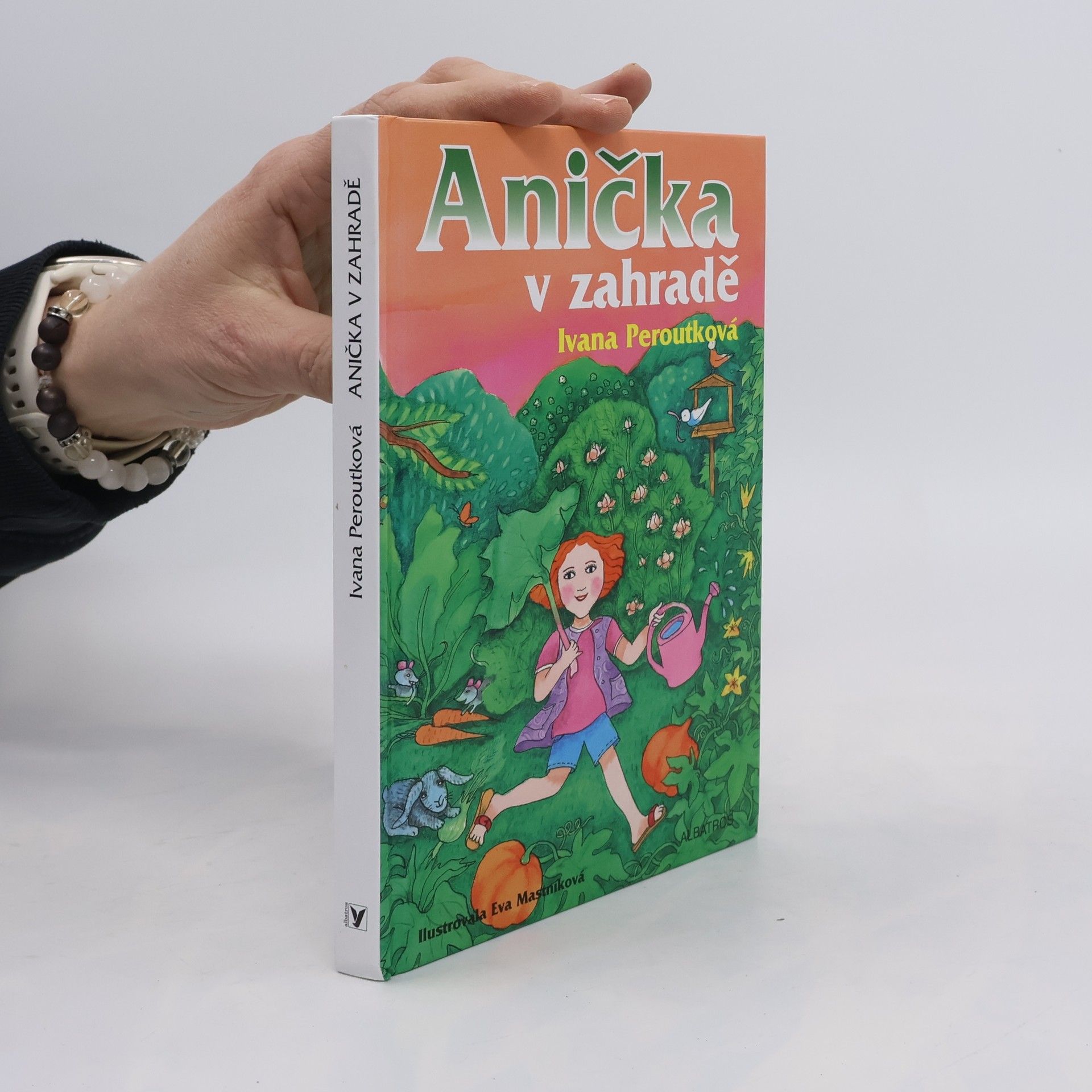 Peroutková Ivana Anička v zahradě