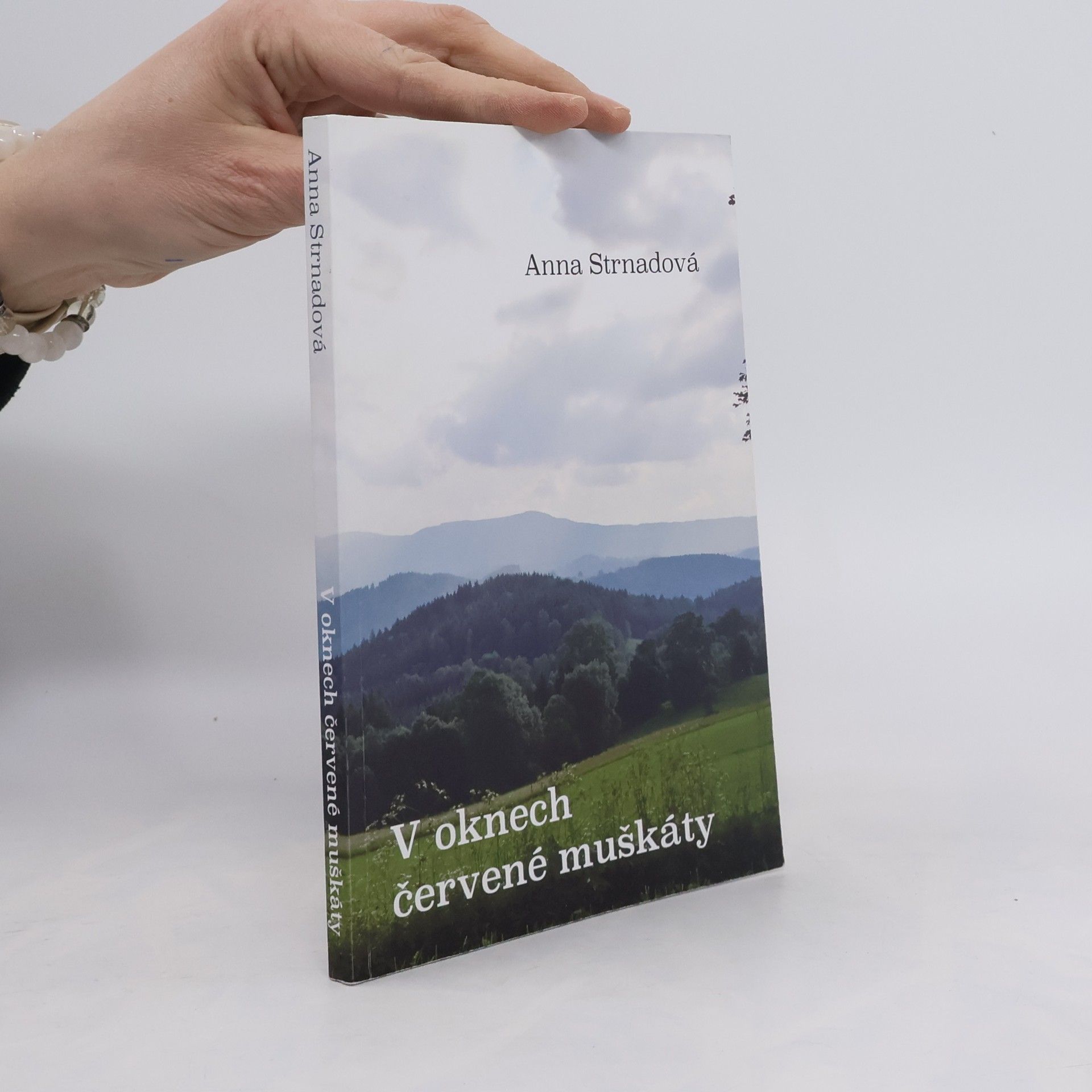 Anna Strnadová V oknech červené muškáty