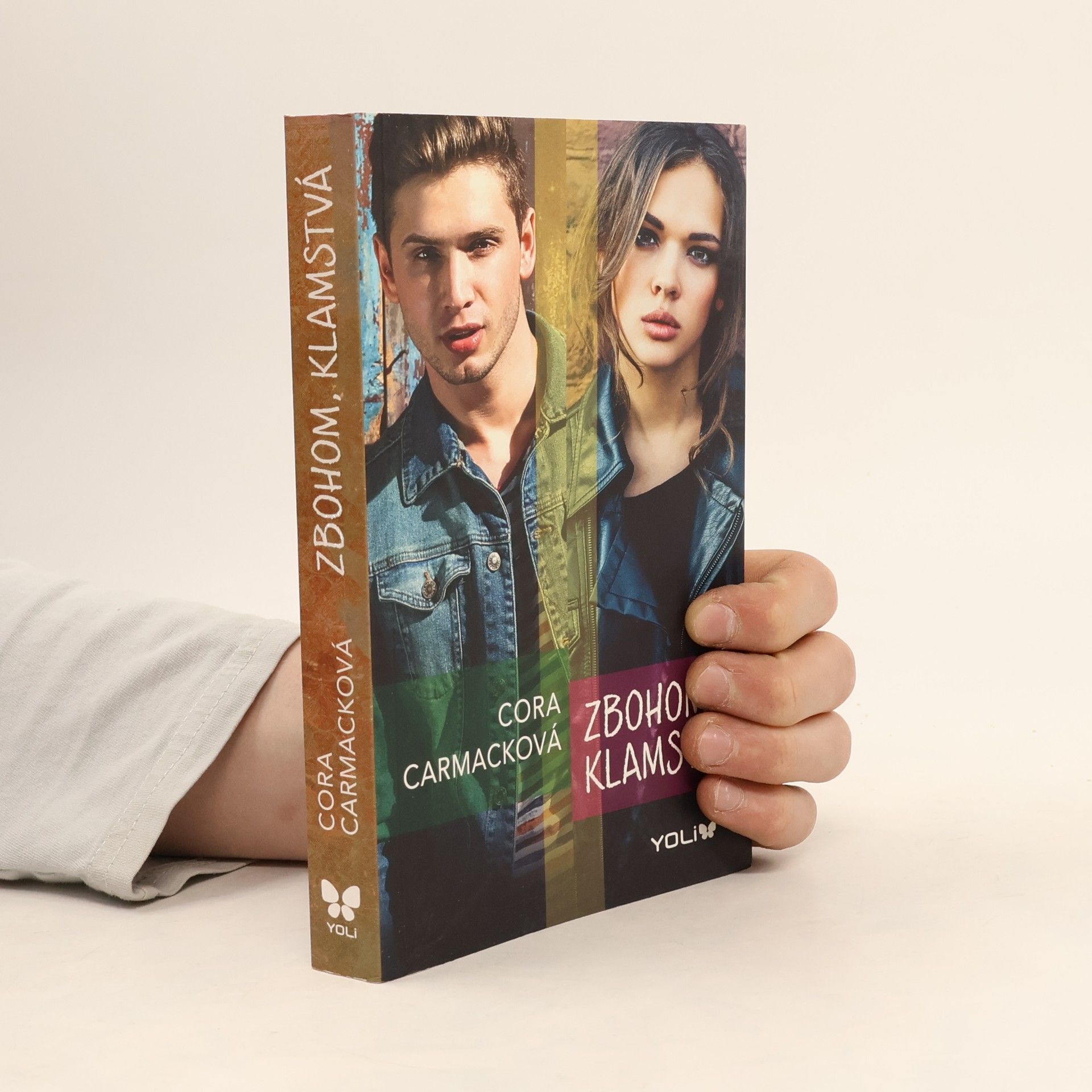 Cora Carmack Zbohom, klamstvá