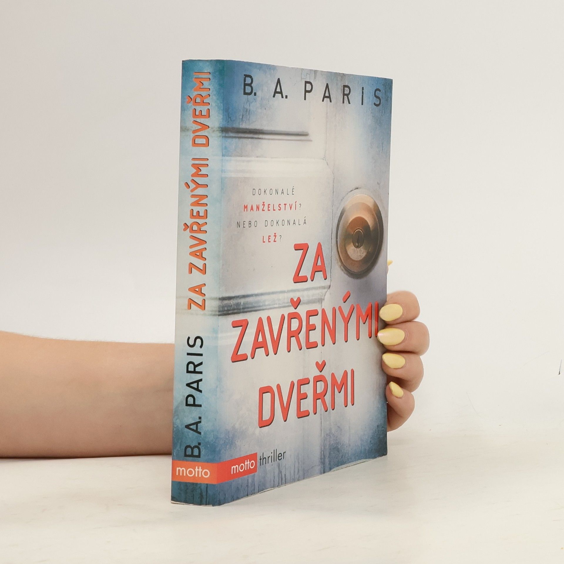 B. A. Paris Za zavřenými dveřmi